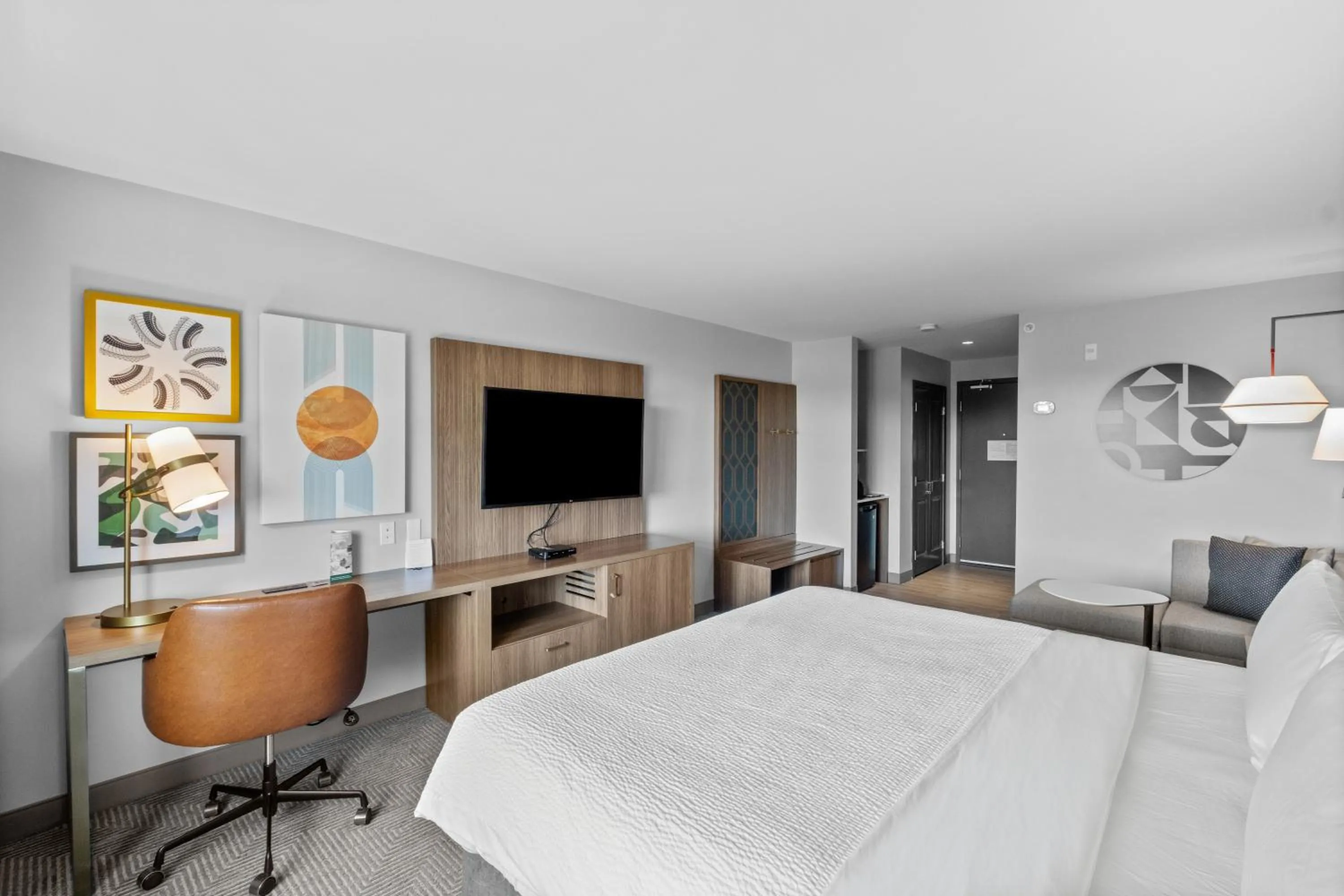 Photo of the whole room, Bed in Holiday Inn Hotel & Suites Surrey East - Cloverdale by IHG