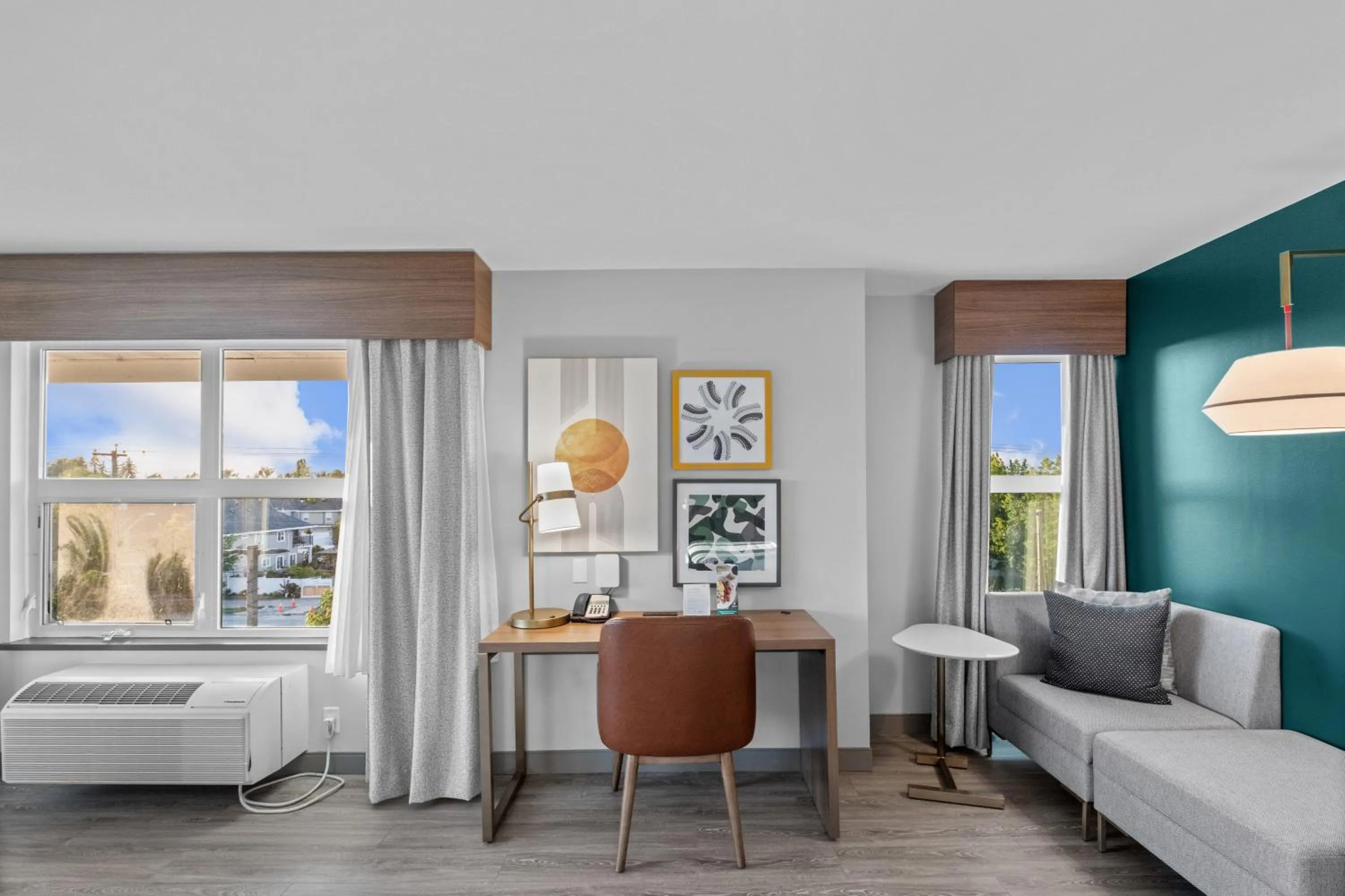 Seating area, Bed in Holiday Inn Hotel & Suites Surrey East - Cloverdale by IHG