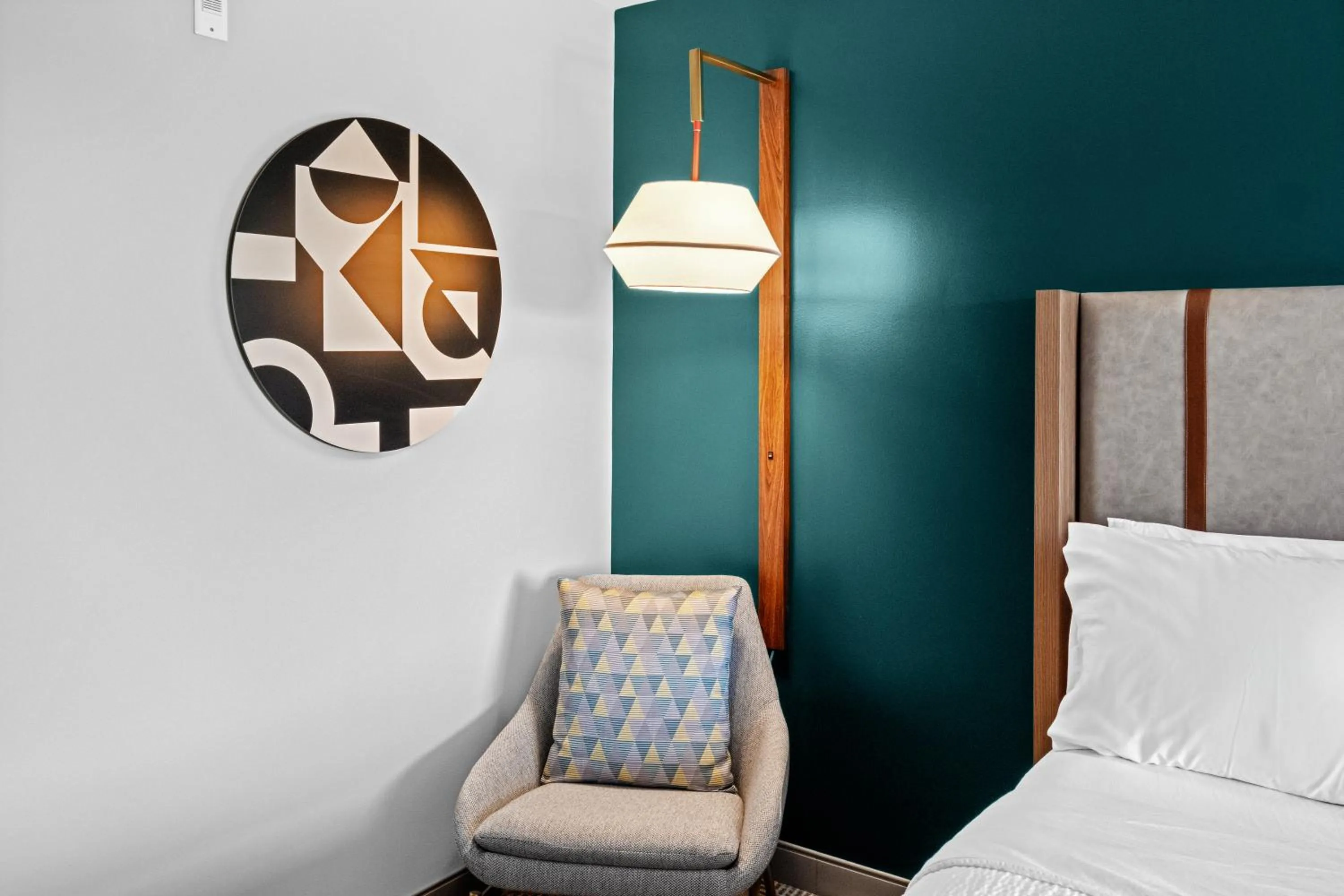 Seating area, Bed in Holiday Inn Hotel & Suites Surrey East - Cloverdale by IHG