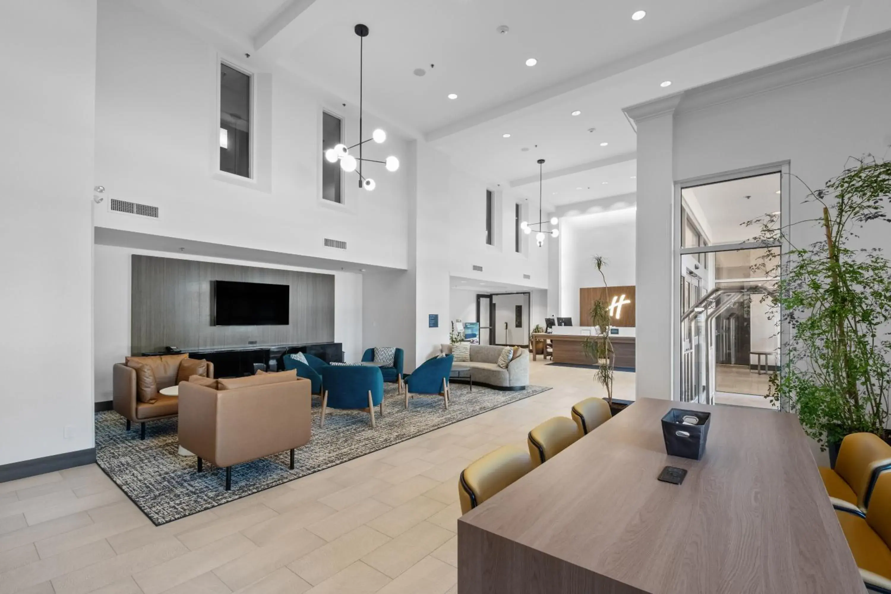 Lobby or reception in Holiday Inn Hotel & Suites Surrey East - Cloverdale by IHG Lobby or reception in Holiday Inn Hotel & Suites Surrey East - Cloverdale by IHG