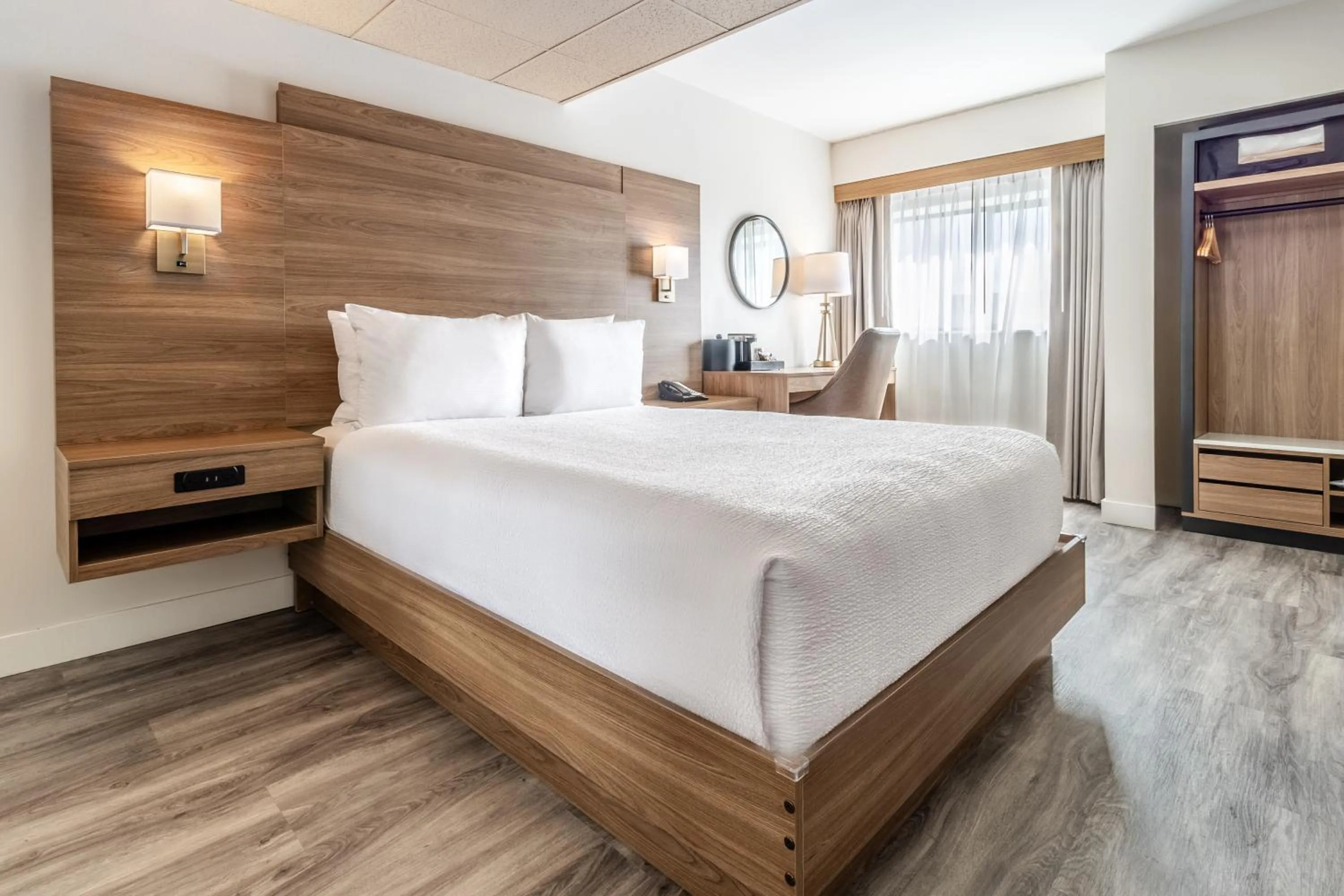 Photo of the whole room, Bed in Atrium Hotel Vancouver