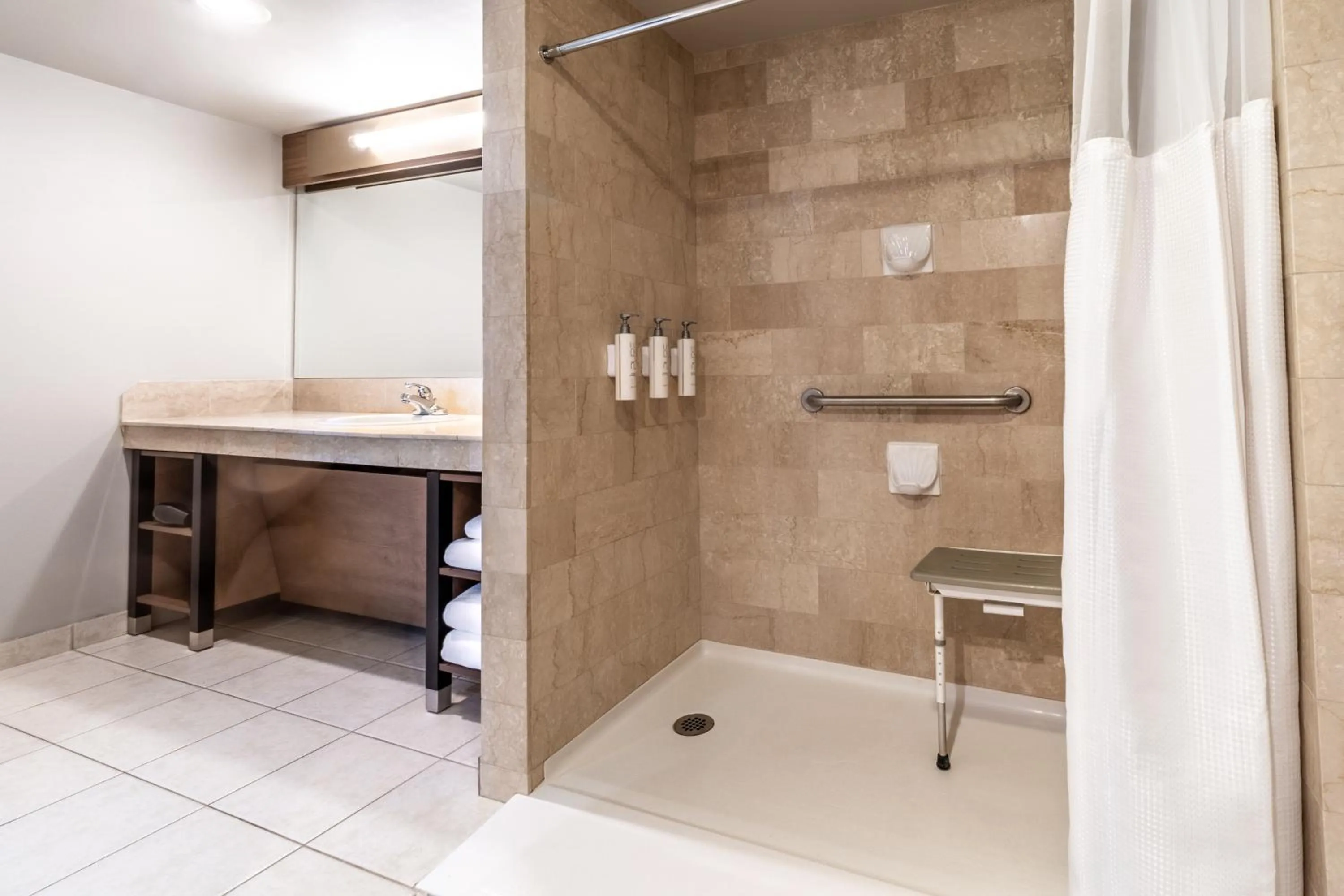 Shower in Atrium Hotel Vancouver