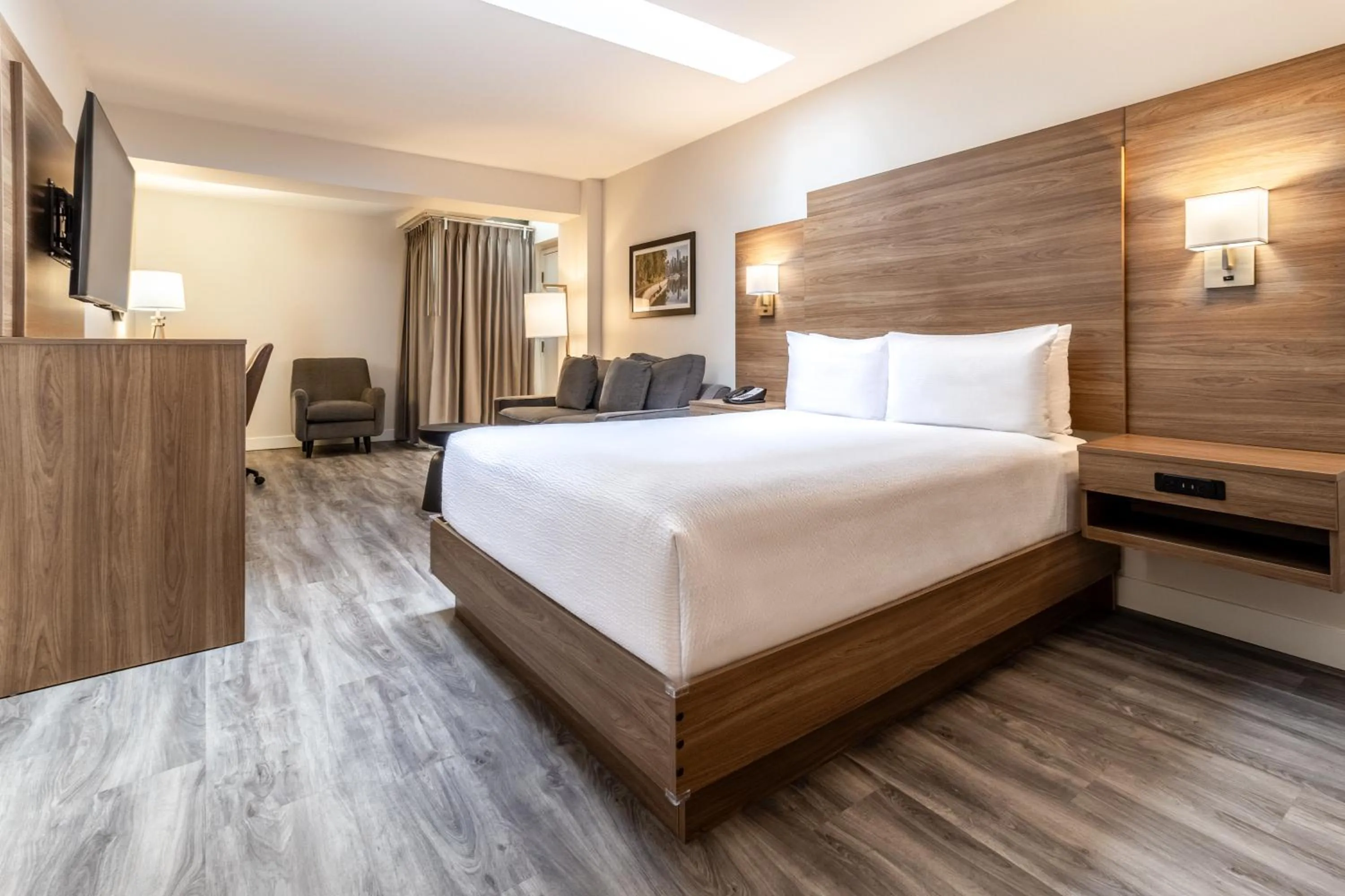 Bedroom, Bed in Atrium Hotel Vancouver