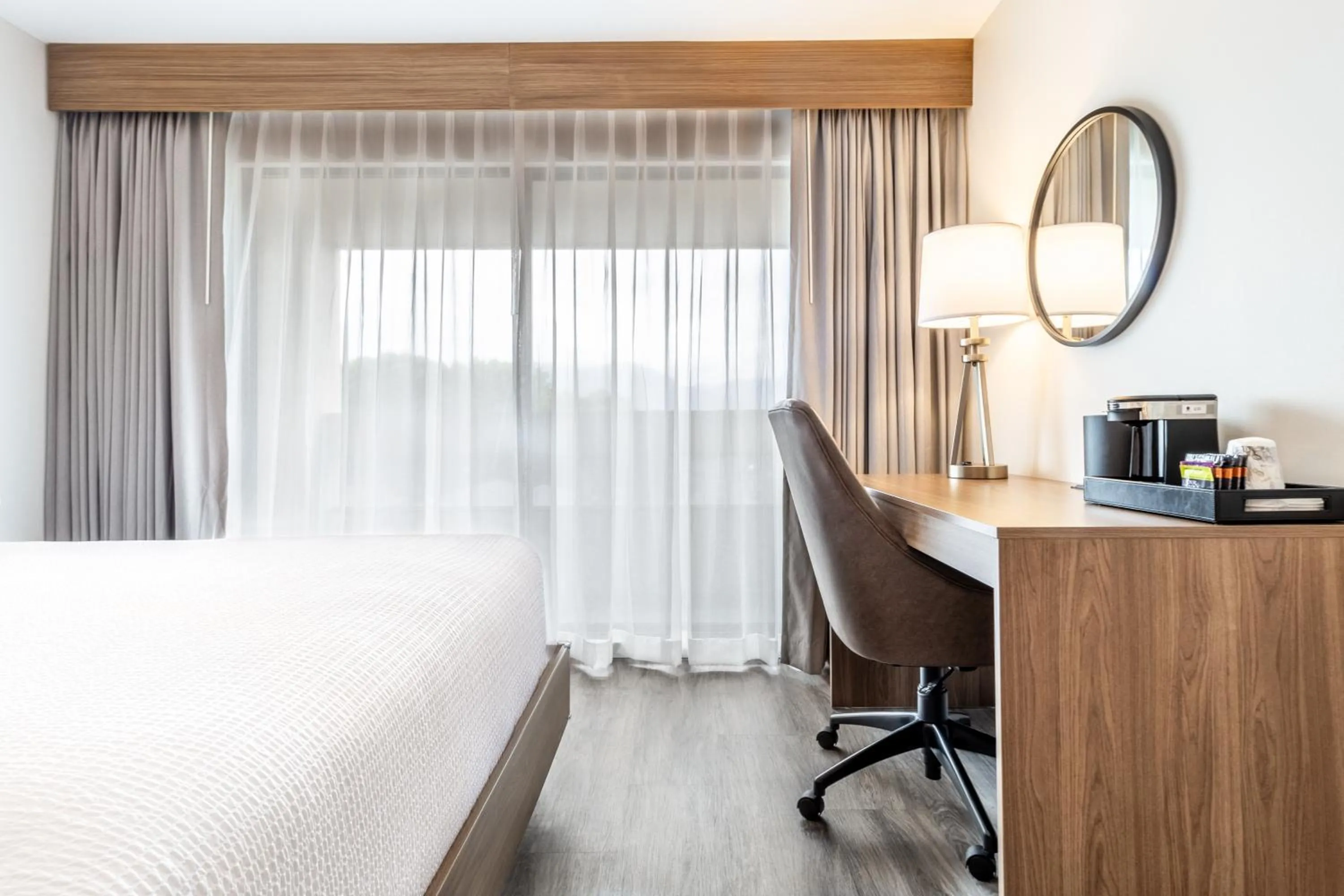 Bedroom, Bed in Atrium Hotel Vancouver