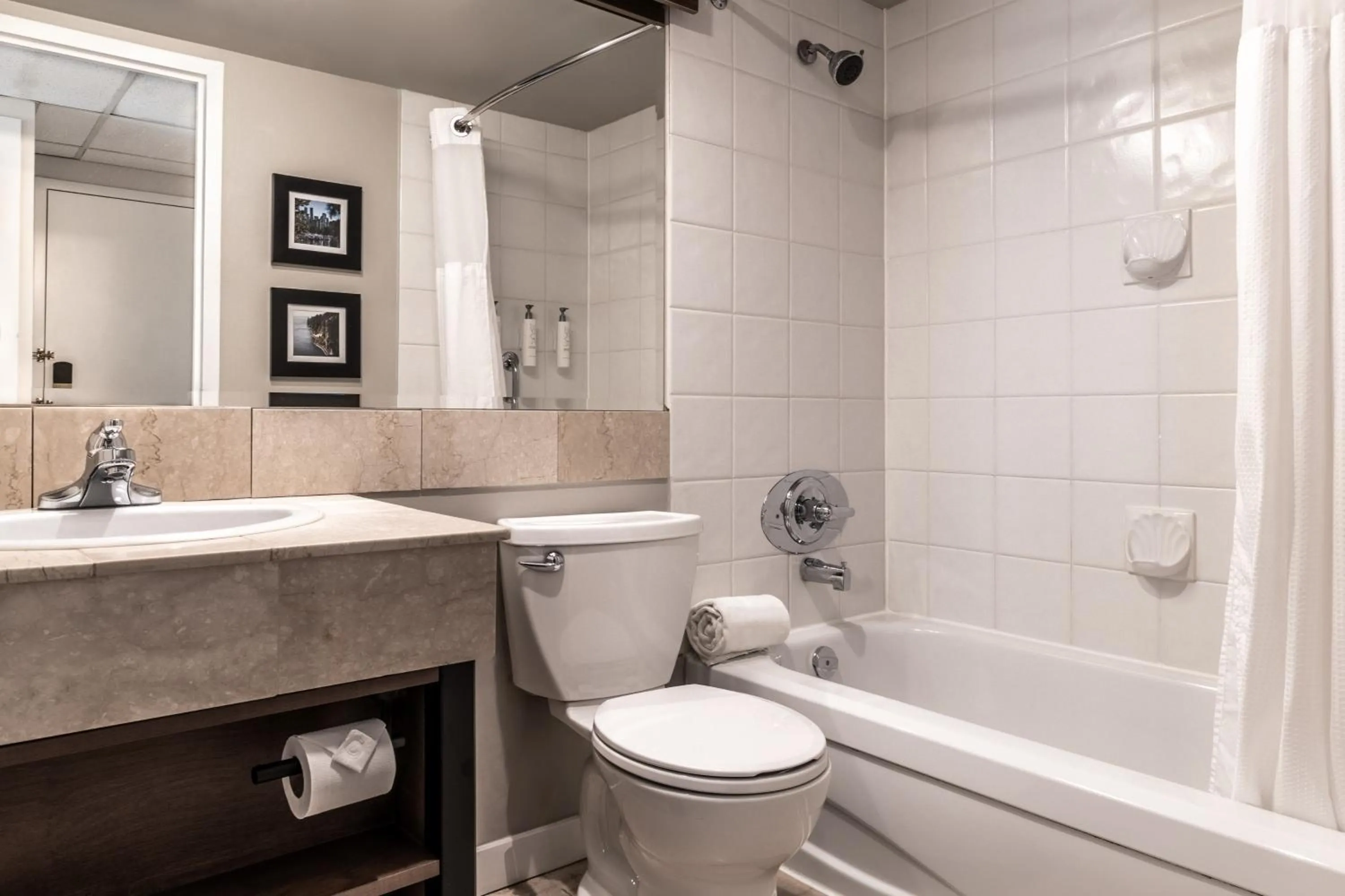 Shower in Atrium Hotel Vancouver