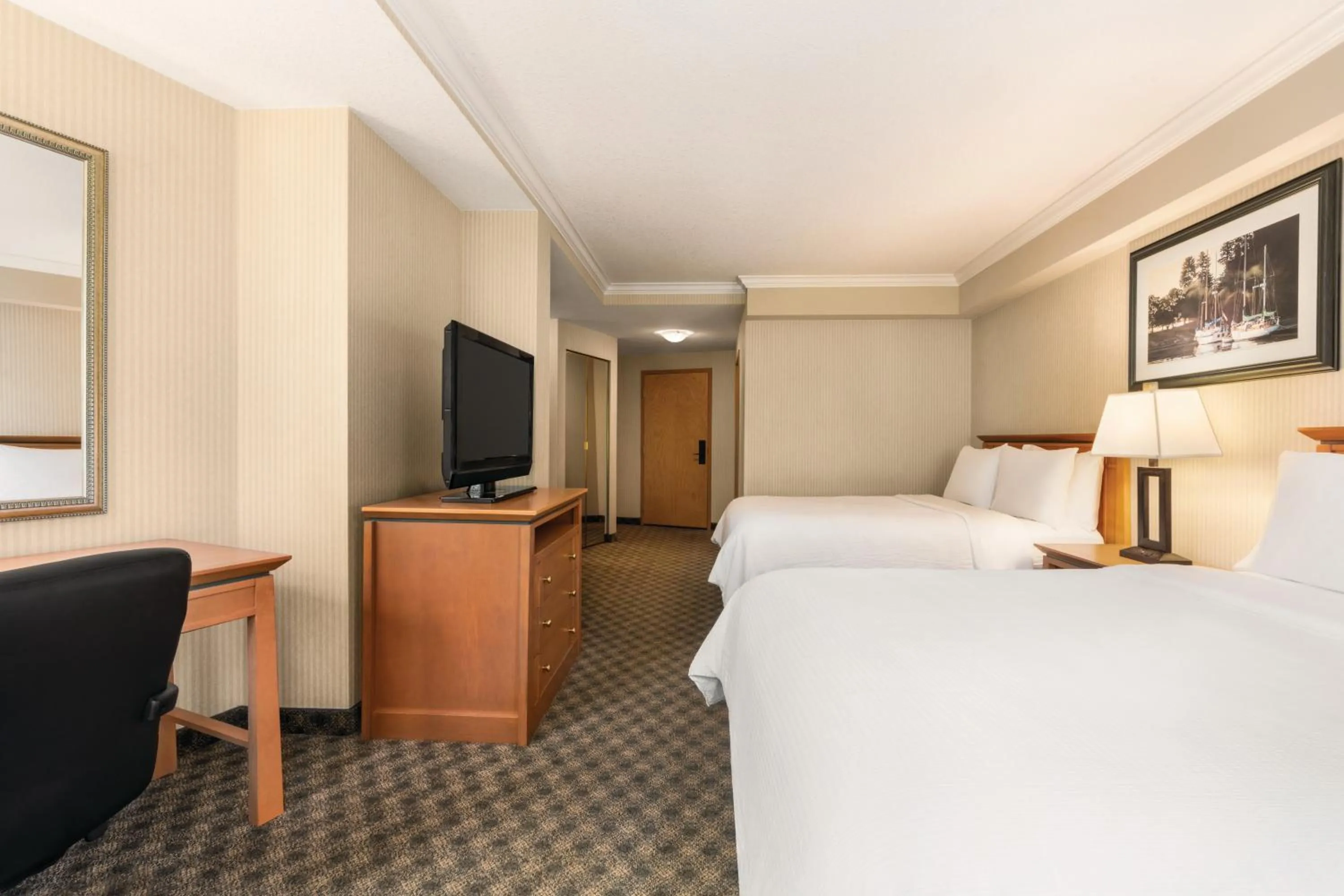 TV and multimedia, Bed in Holiday Inn & Suites North Vancouver by IHG