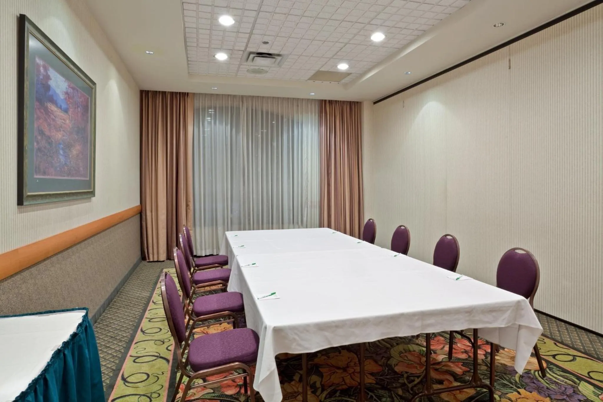 Meeting/conference room in Holiday Inn & Suites North Vancouver by IHG