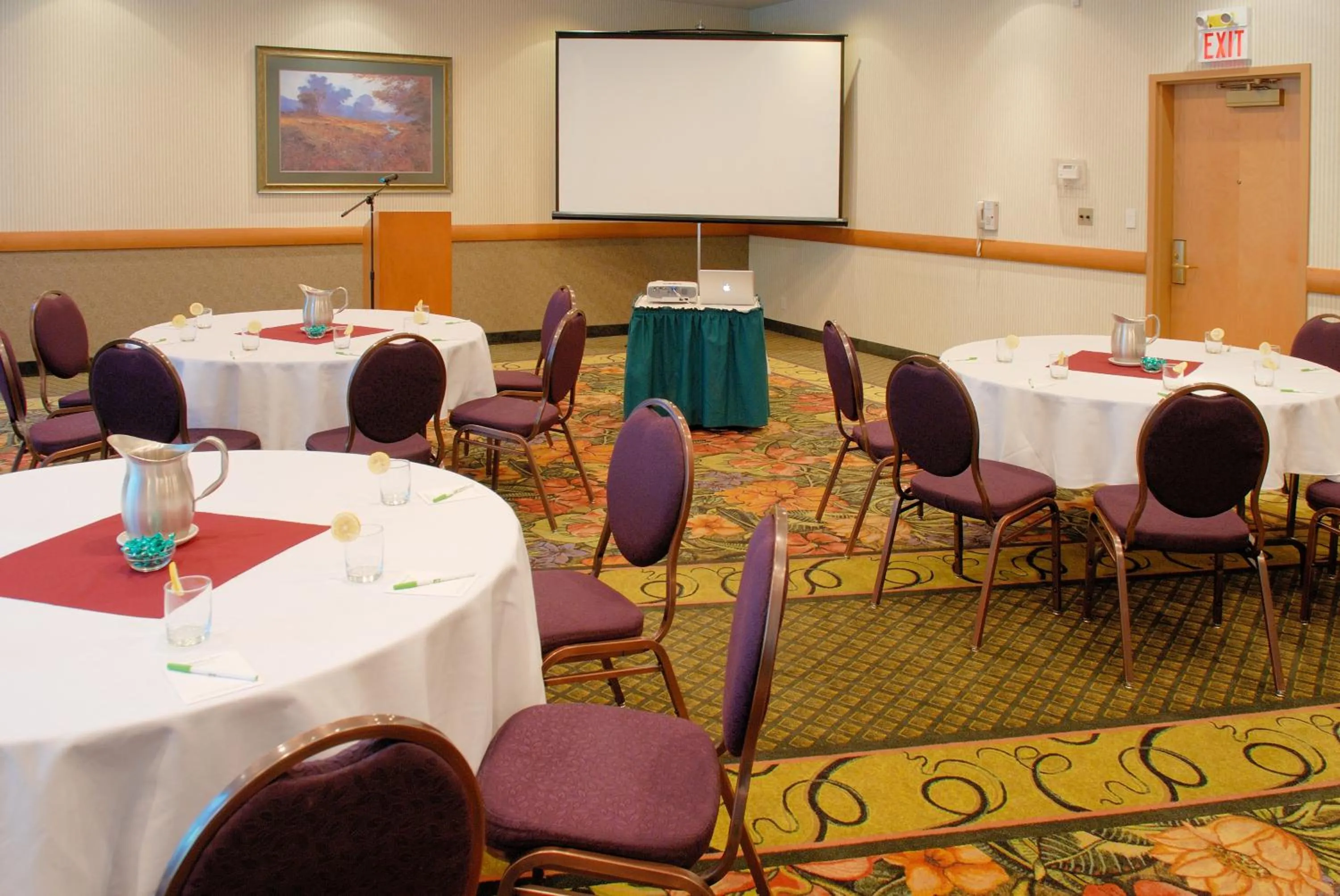 Meeting/conference room in Holiday Inn & Suites North Vancouver by IHG
