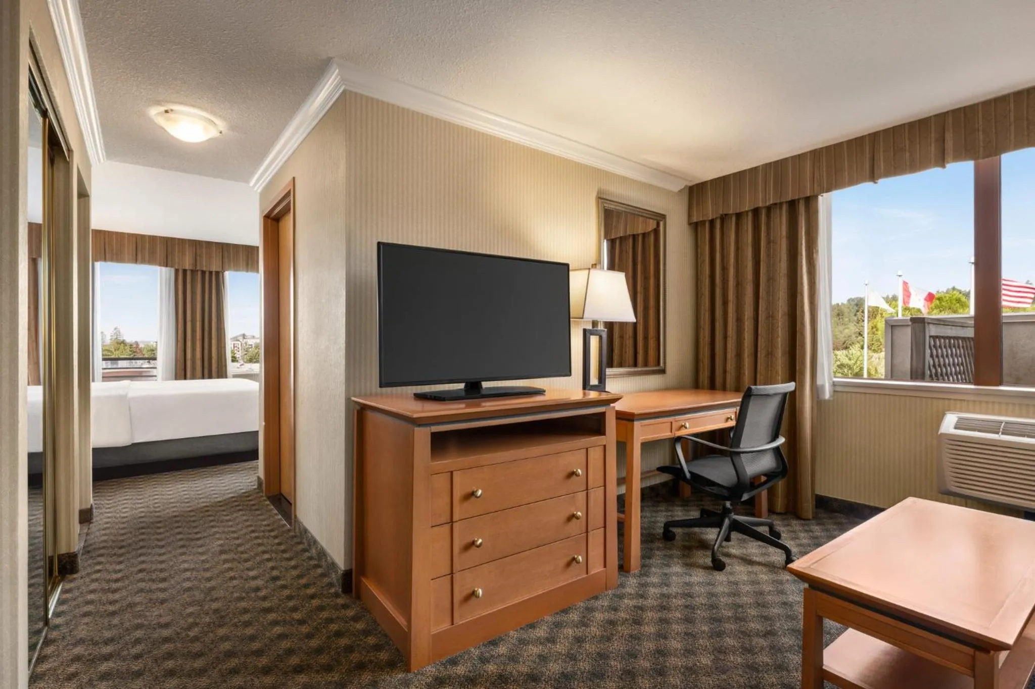 Photo of the whole room, Bed in Holiday Inn & Suites North Vancouver by IHG