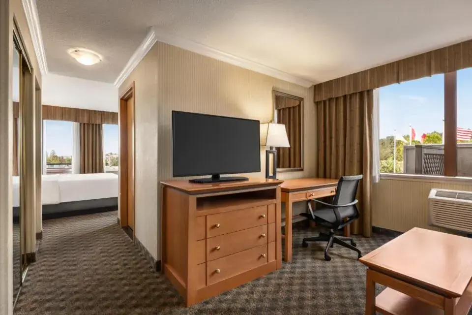 TV and multimedia, Bed in Holiday Inn & Suites North Vancouver by IHG TV and multimedia, Bed in Holiday Inn & Suites North Vancouver by IHG