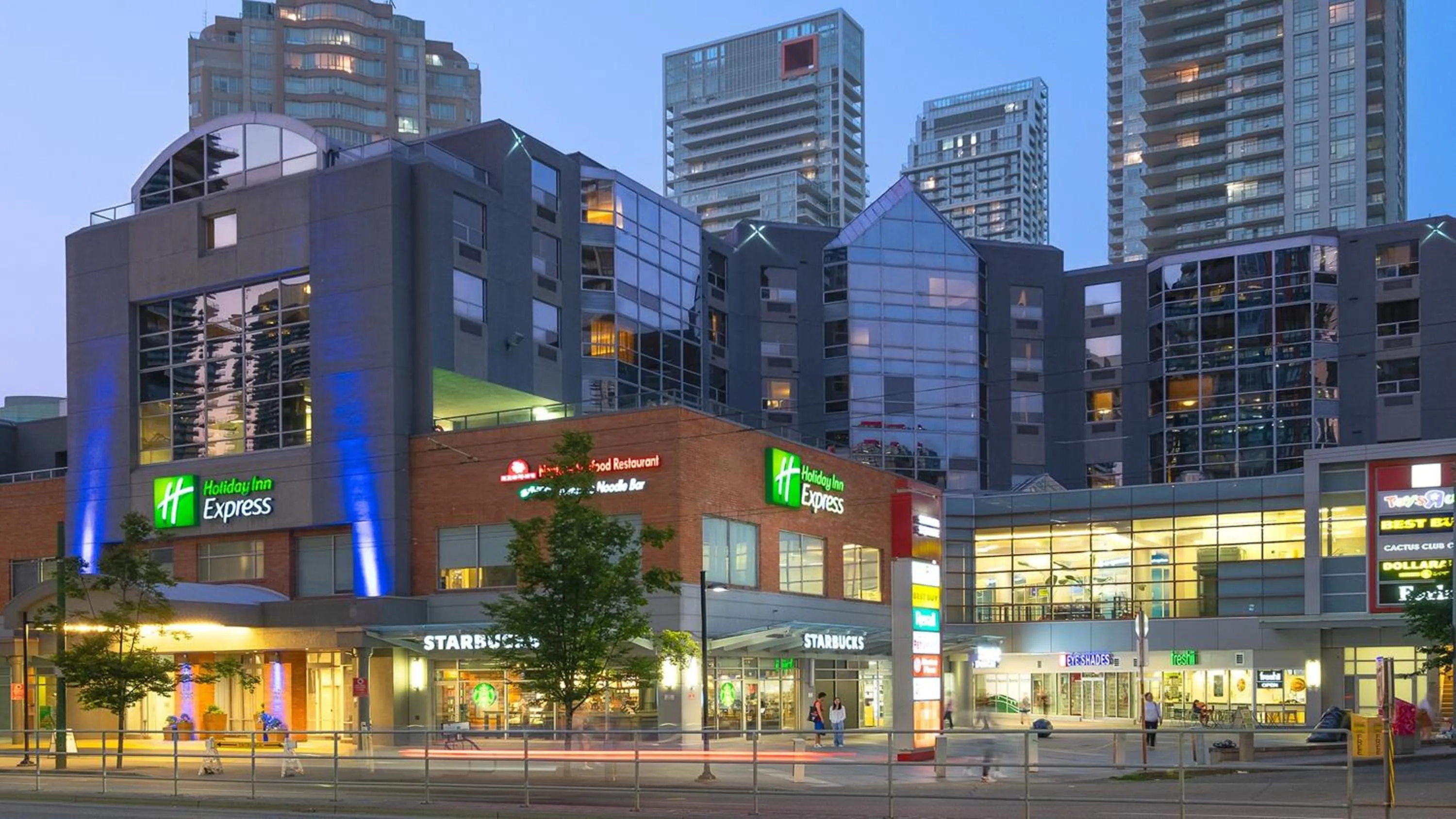 Property building in Holiday Inn Express Vancouver-Metrotown (Burnaby)