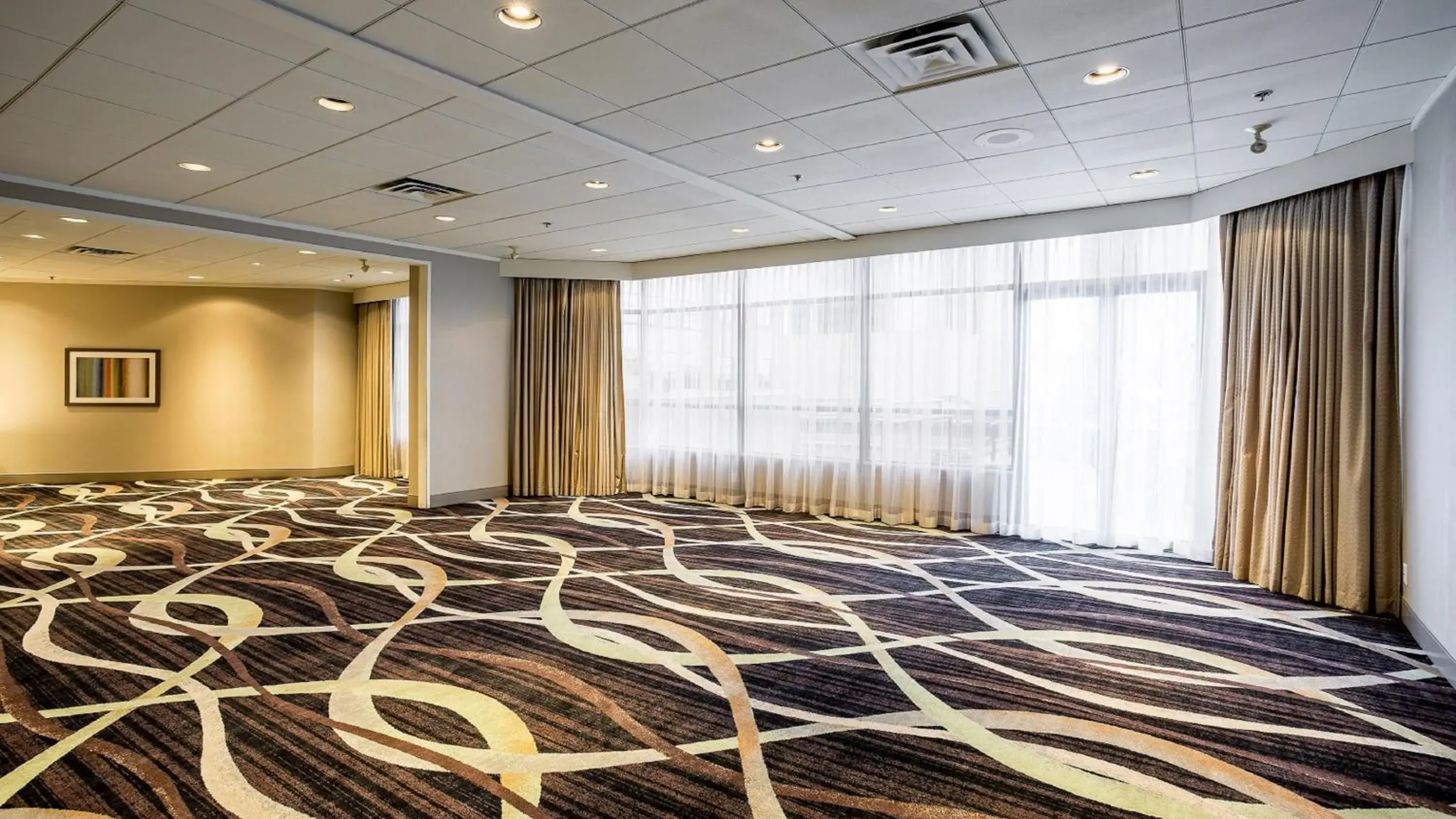 Meeting/conference room, Bed in Holiday Inn Express Vancouver-Metrotown (Burnaby) Meeting/conference room, Bed in Holiday Inn Express Vancouver-Metrotown (Burnaby)