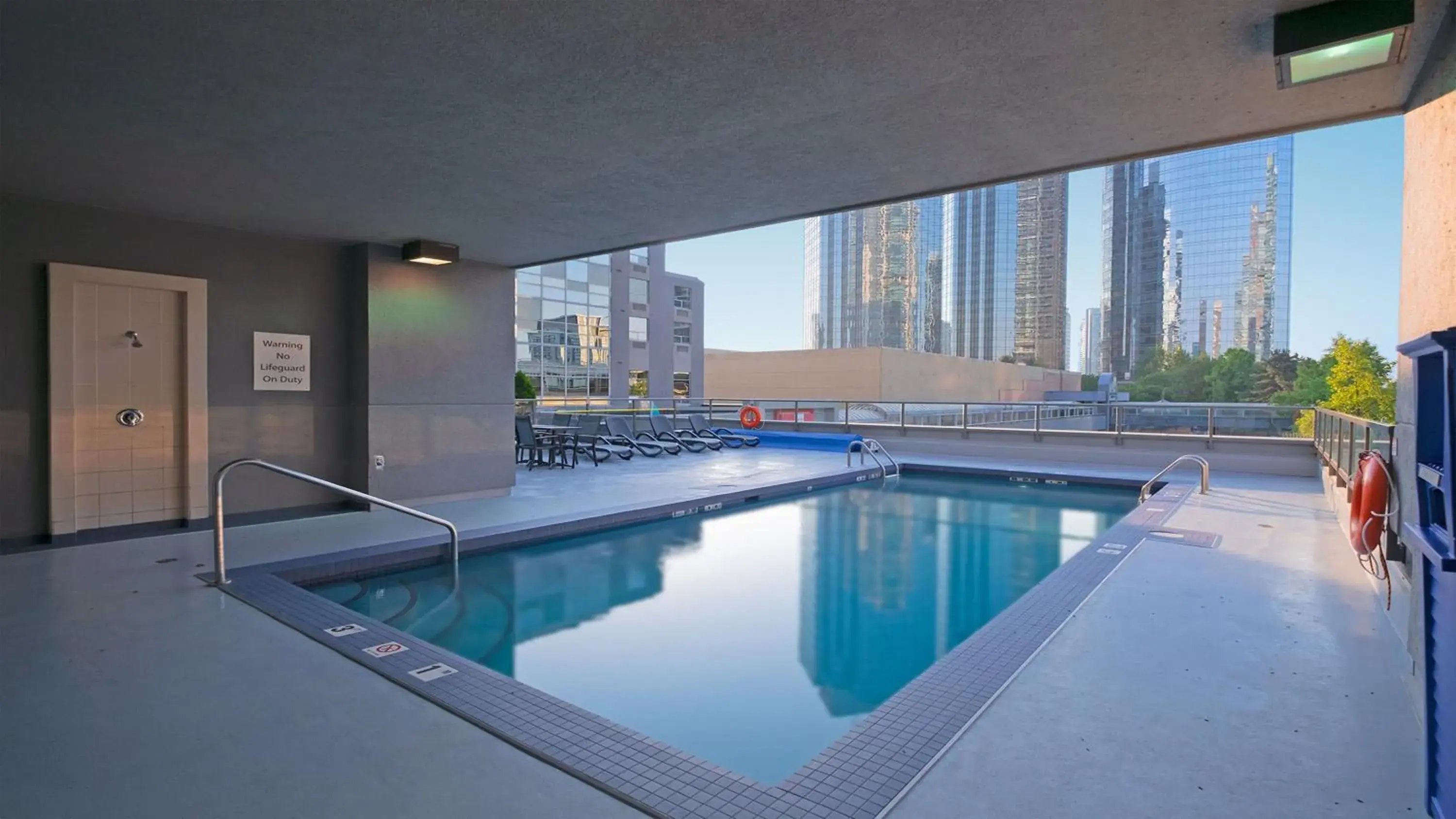 Swimming pool in Holiday Inn Express Vancouver-Metrotown (Burnaby) Swimming pool in Holiday Inn Express Vancouver-Metrotown (Burnaby)