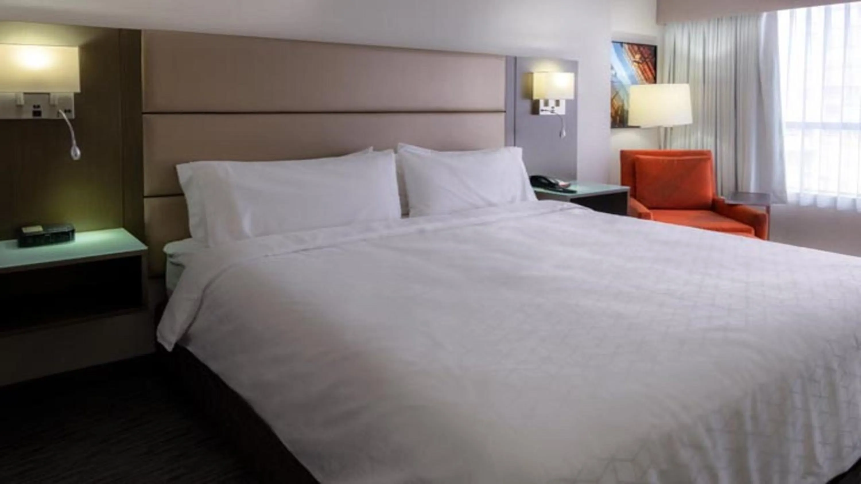 Photo of the whole room, Bed in Holiday Inn Express Vancouver-Metrotown (Burnaby)