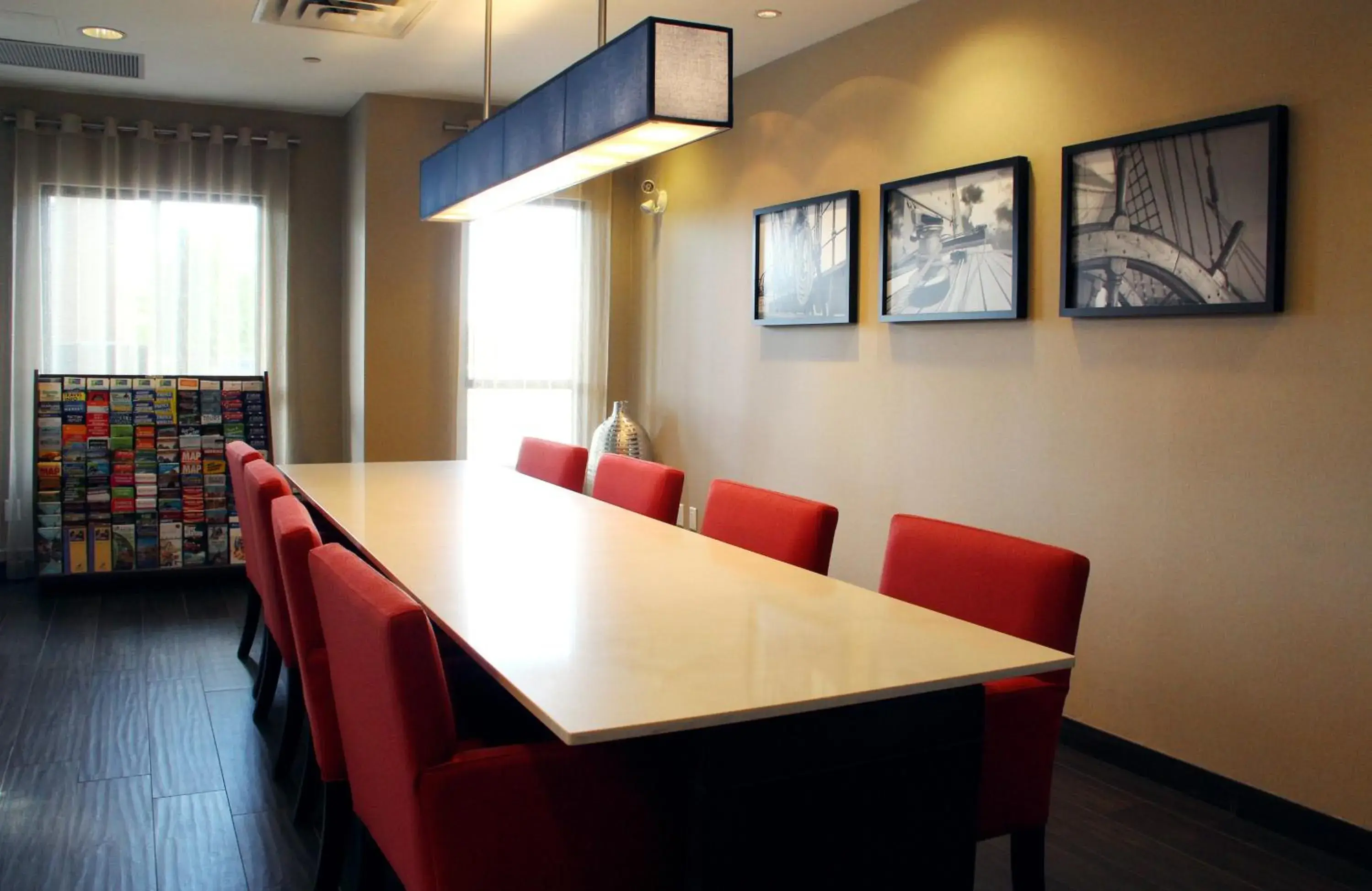 Property building in Holiday Inn Express & Suites Riverport Richmond by IHG Property building in Holiday Inn Express & Suites Riverport Richmond by IHG