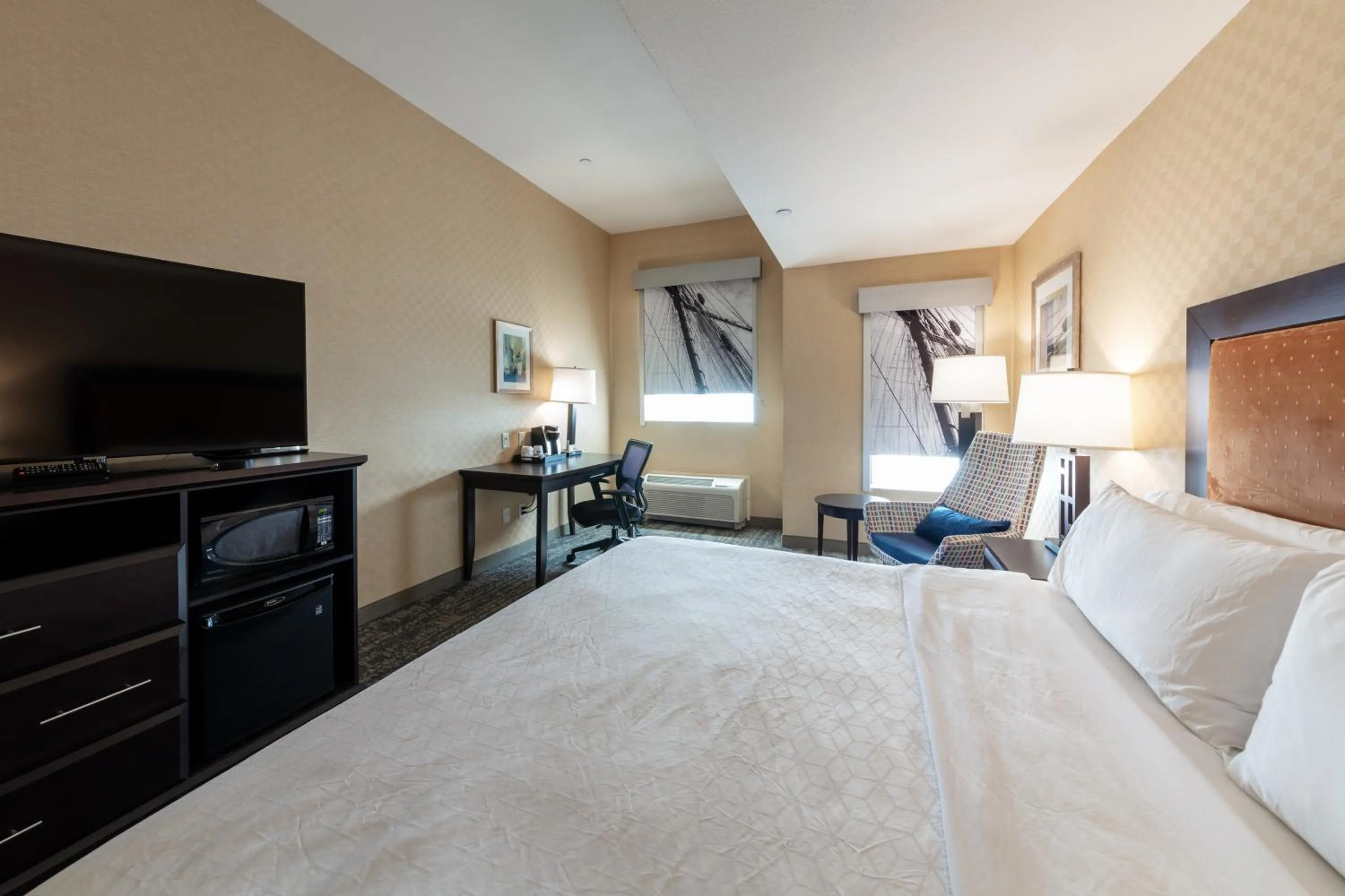 Bed in Holiday Inn Express & Suites Riverport Richmond by IHG