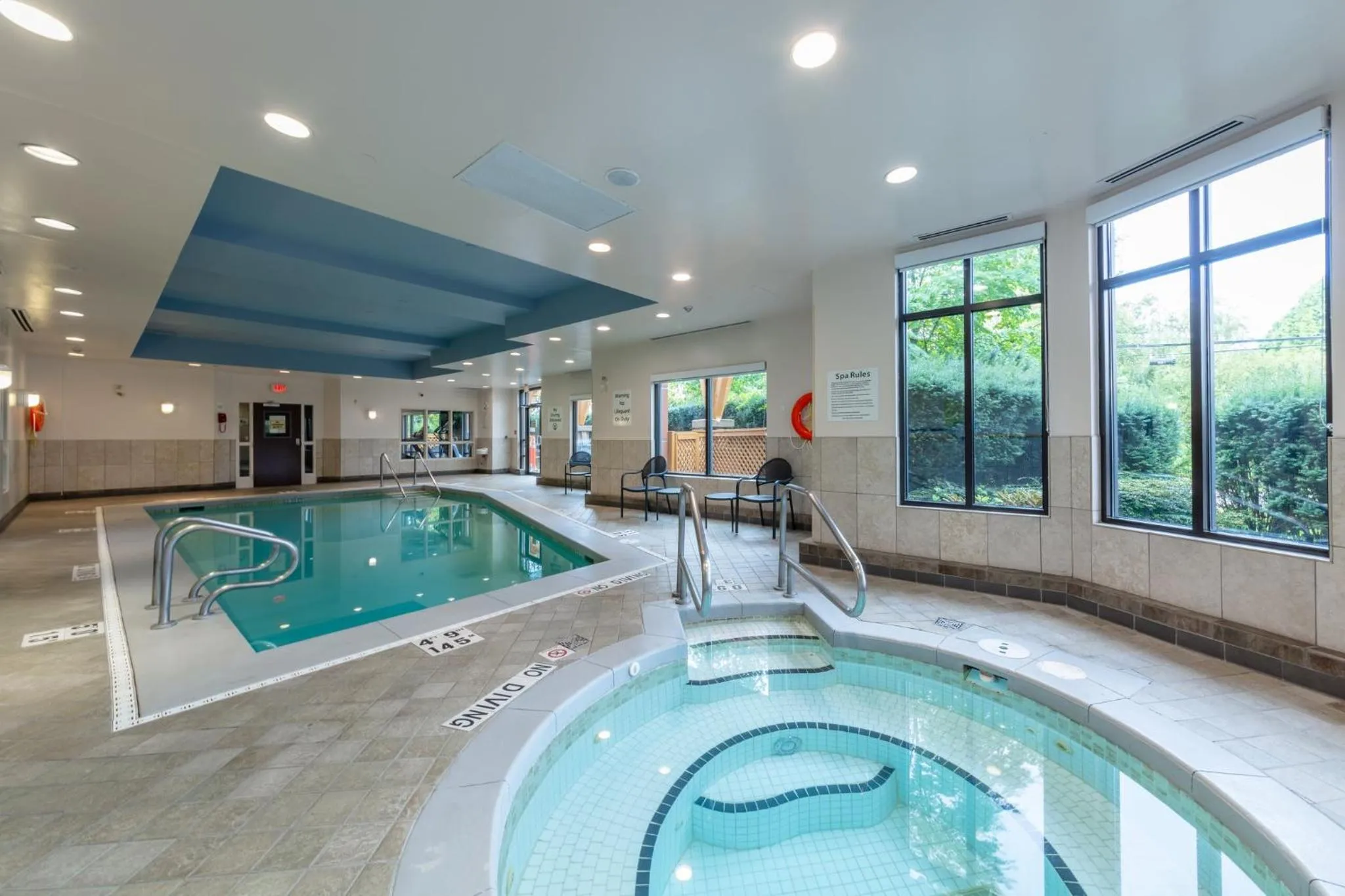 Swimming pool in Holiday Inn Express & Suites Riverport Richmond by IHG