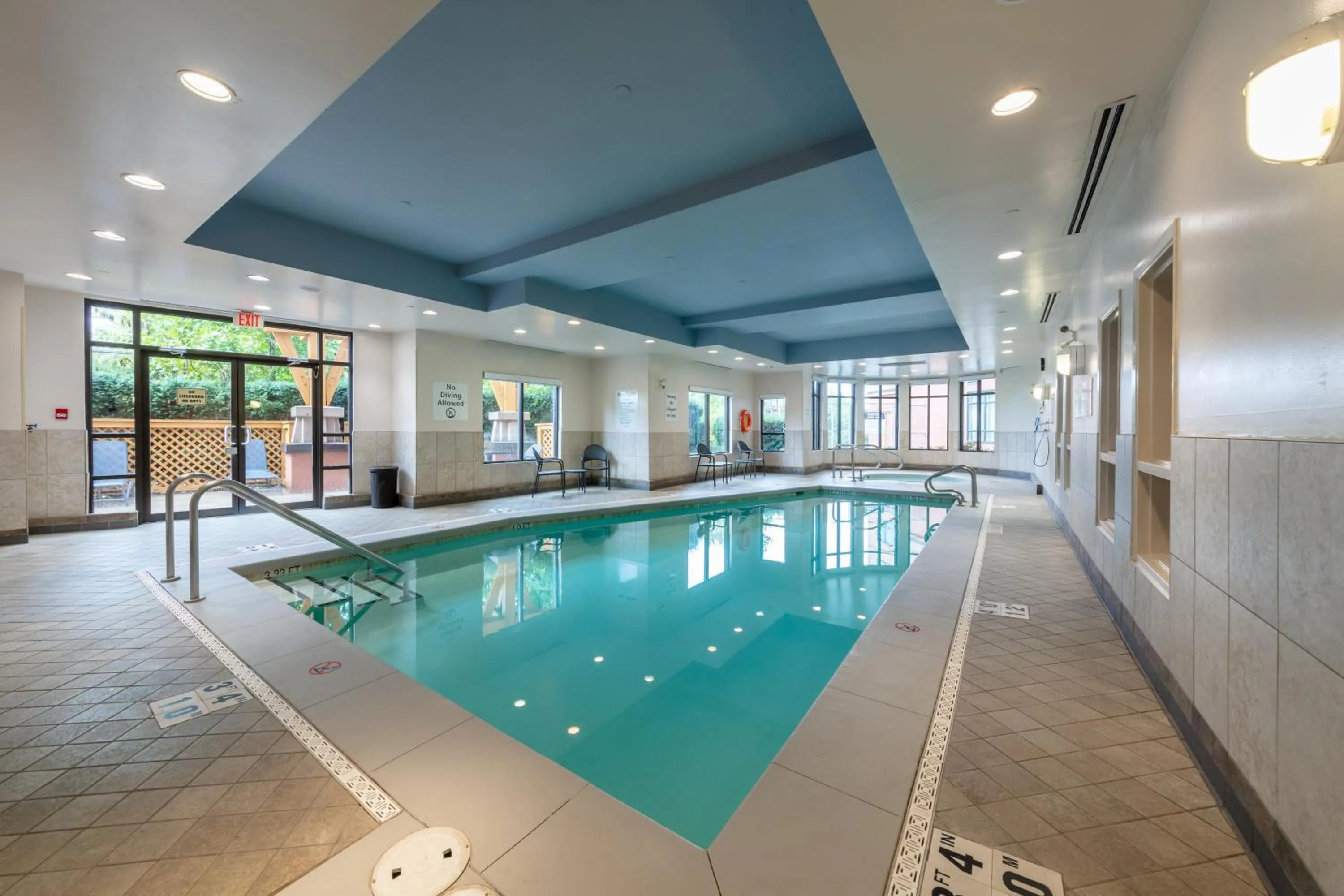 Swimming pool in Holiday Inn Express & Suites Riverport Richmond by IHG