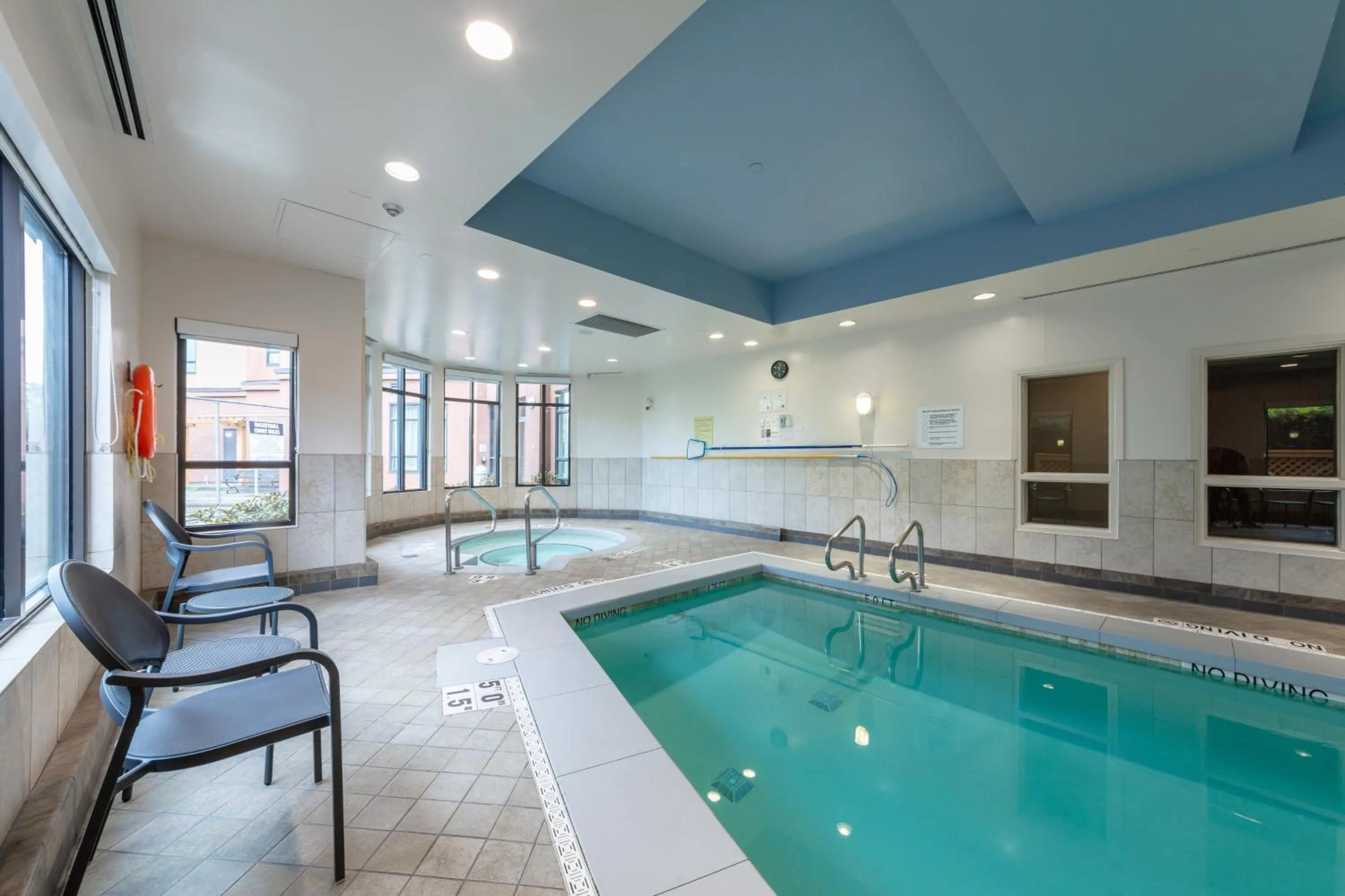 Swimming pool in Holiday Inn Express & Suites Riverport Richmond by IHG