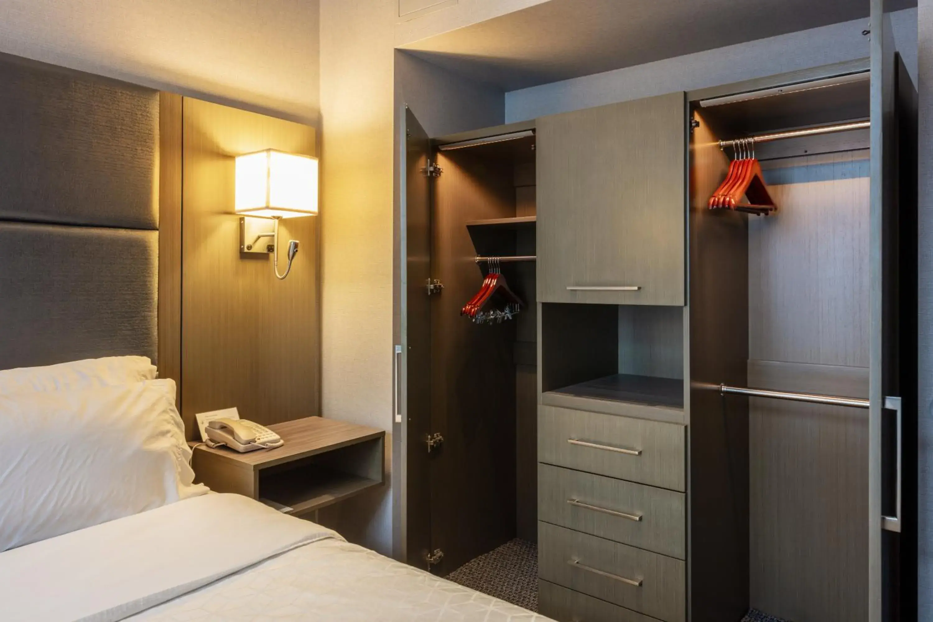 Bedroom, Bed in Holiday Inn Express & Suites Riverport Richmond by IHG Bedroom, Bed in Holiday Inn Express & Suites Riverport Richmond by IHG