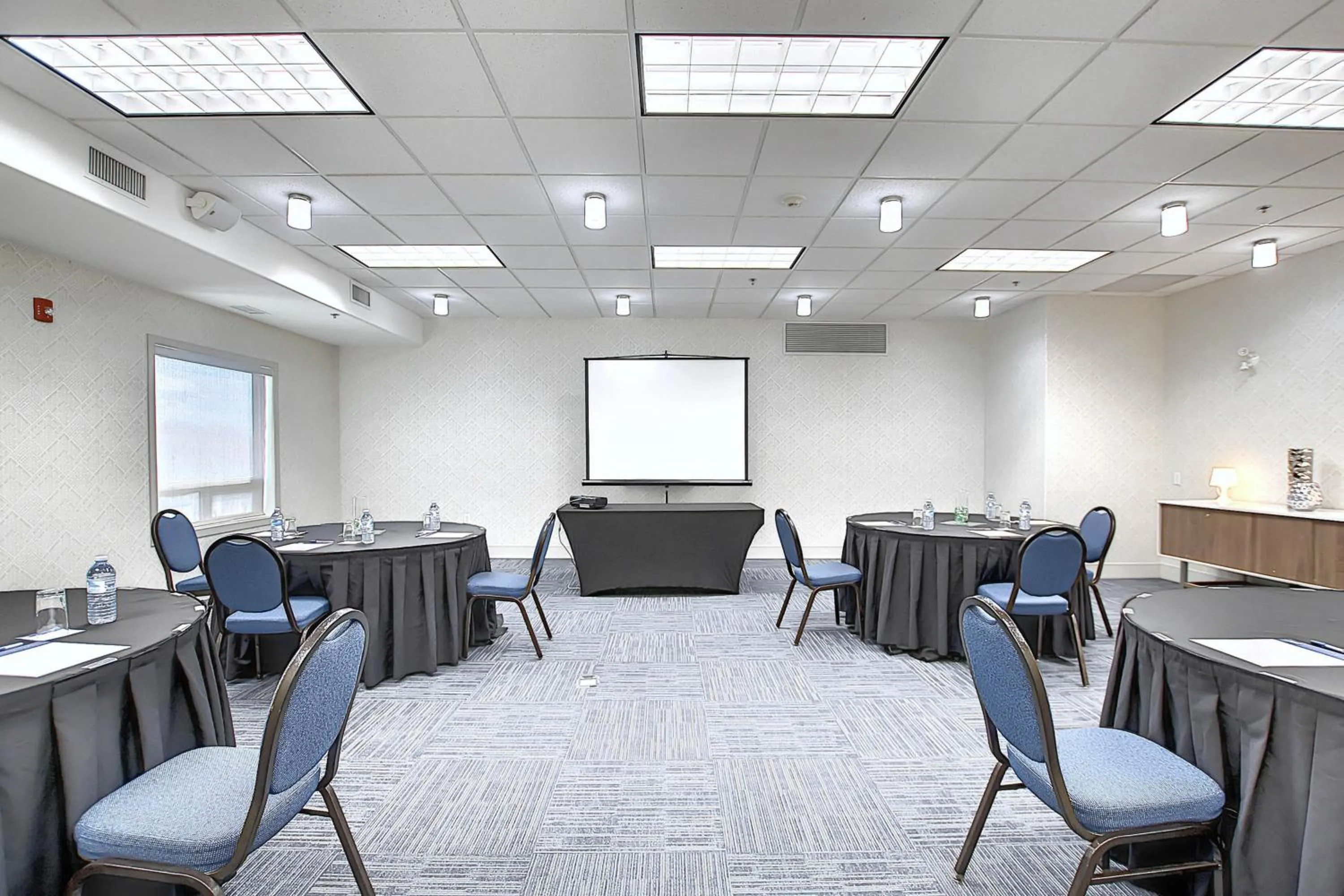 Meeting/conference room in Holiday Inn Express Airport Calgary by IHG