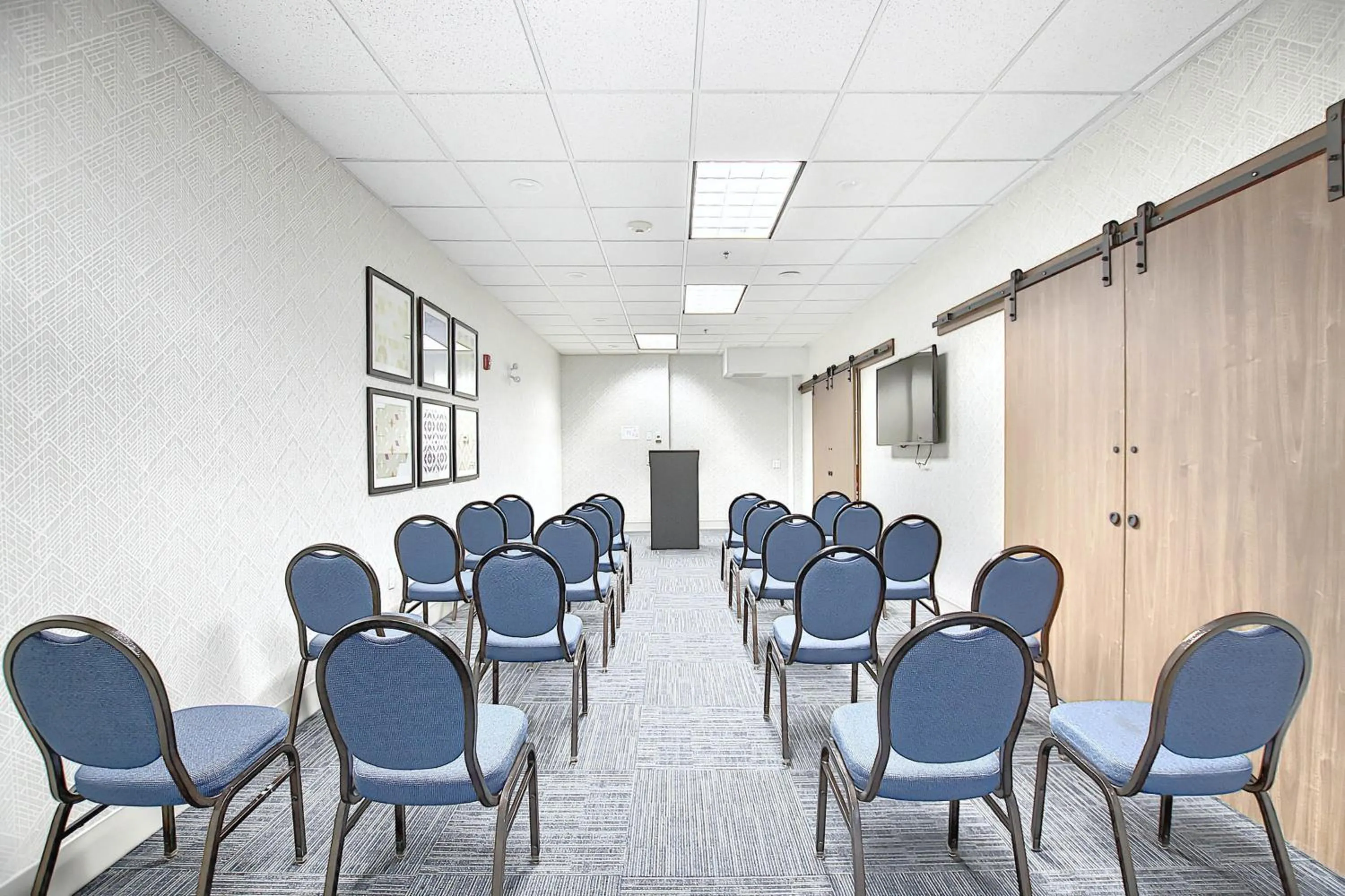 Meeting/conference room in Holiday Inn Express Airport Calgary by IHG
