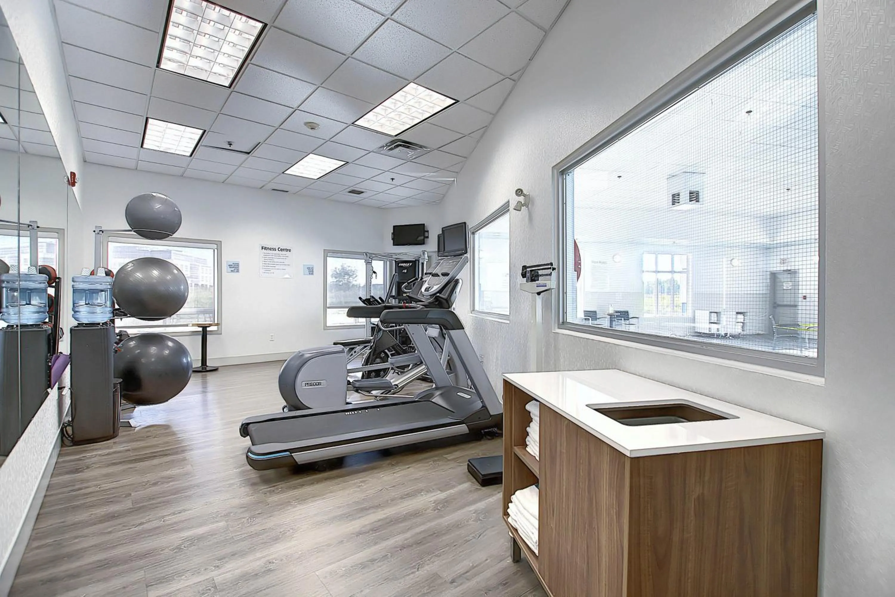 Fitness centre/facilities in Holiday Inn Express Airport Calgary by IHG