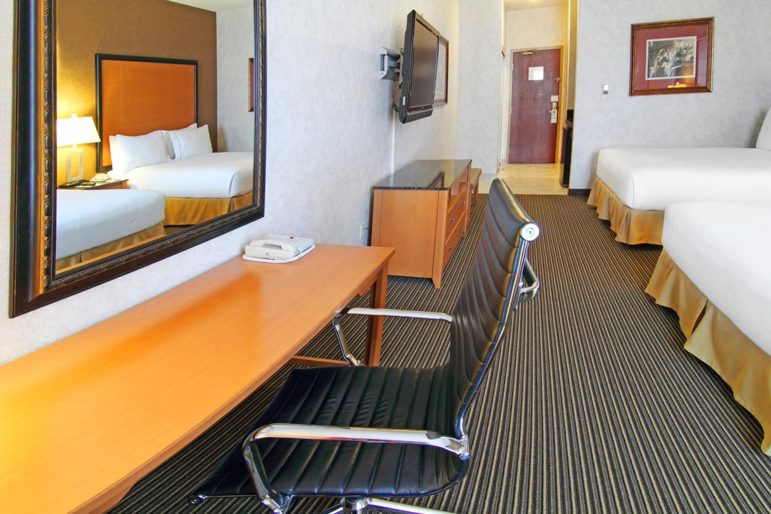 Photo of the whole room, Bed in Holiday Inn Express Calgary South by IHG