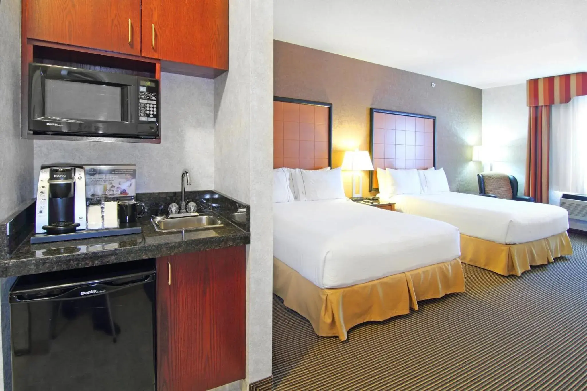 Queen Suite with Two Queen Beds and Sofa Bed in Holiday Inn Express Calgary South by IHG Queen Suite with Two Queen Beds and Sofa Bed in Holiday Inn Express Calgary South by IHG