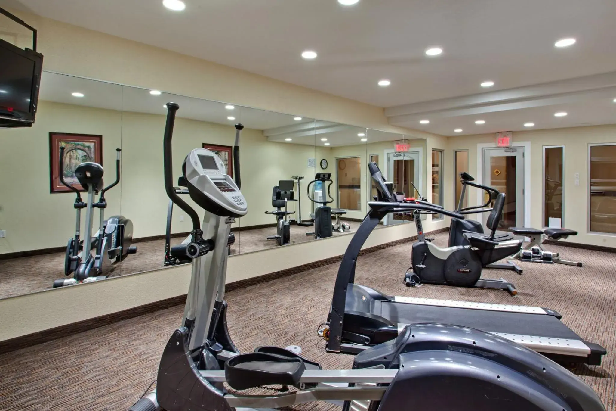 Fitness centre/facilities in Holiday Inn Express Calgary South by IHG Fitness centre/facilities in Holiday Inn Express Calgary South by IHG