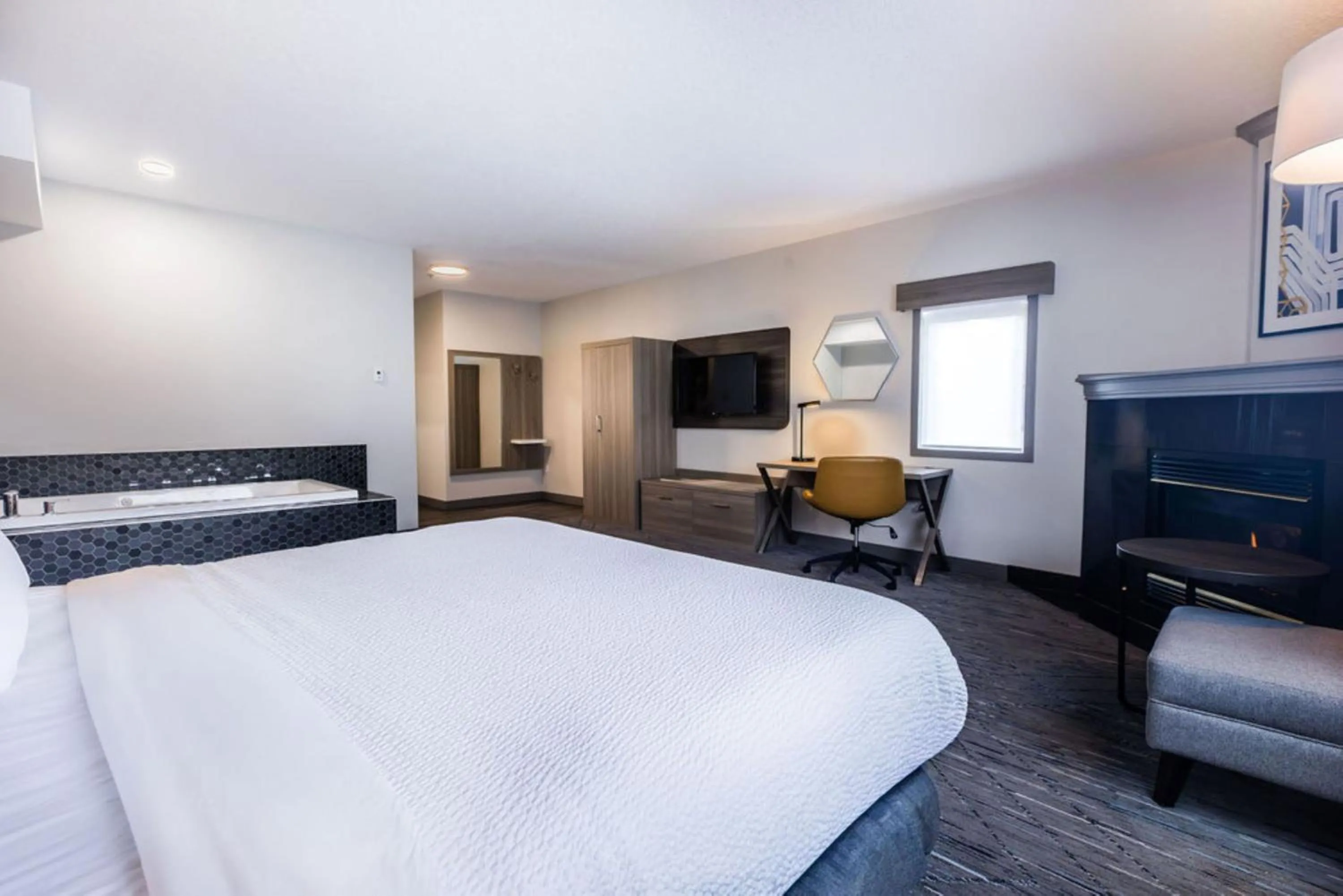 Photo of the whole room, Bed in Holiday Inn Express Calgary South by IHG