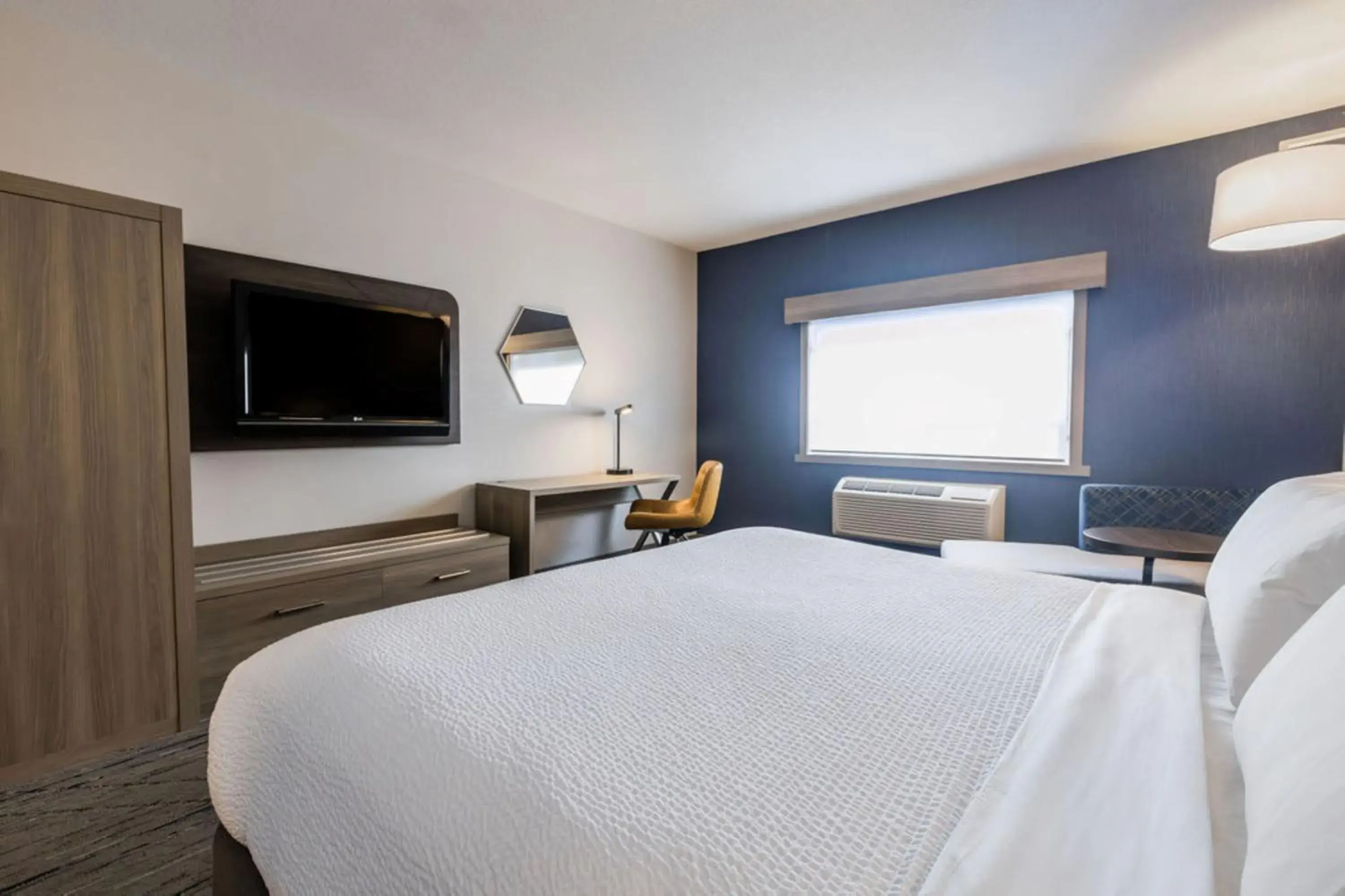 Bed in Holiday Inn Express Calgary South by IHG Bed in Holiday Inn Express Calgary South by IHG
