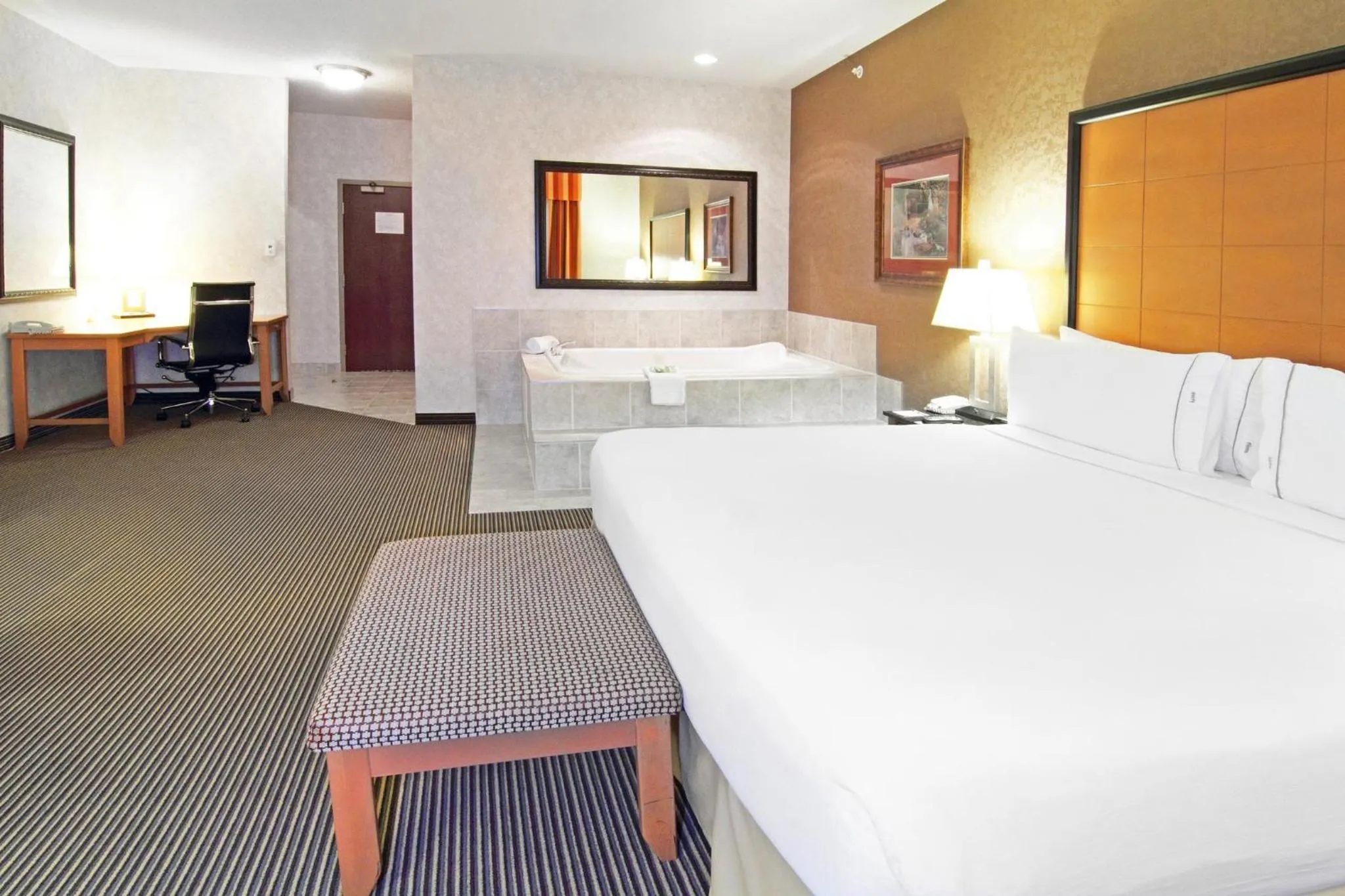 Photo of the whole room, Bed in Holiday Inn Express Calgary South by IHG