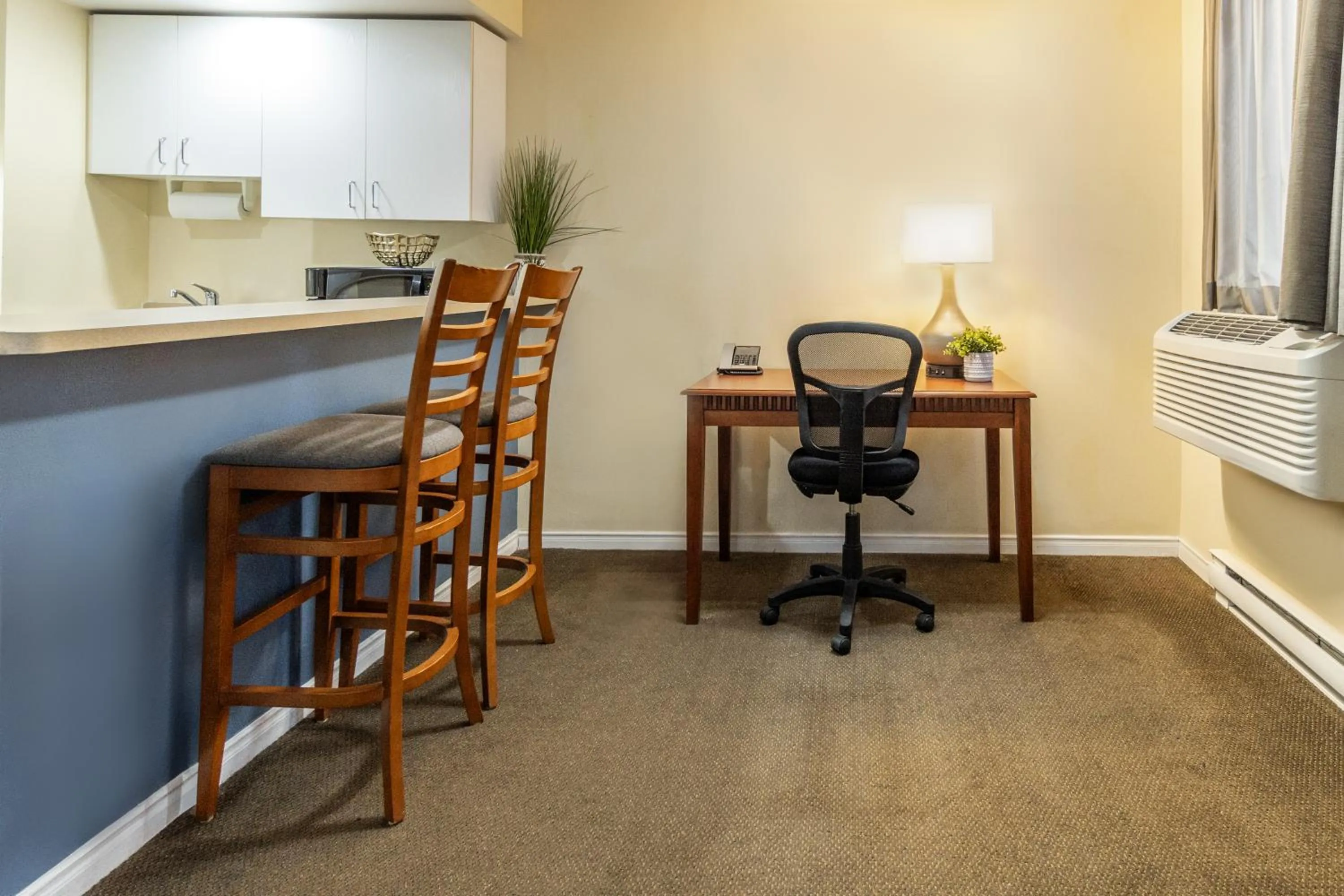 Kitchen or kitchenette in Hôtel Saint-Laurent Montréal