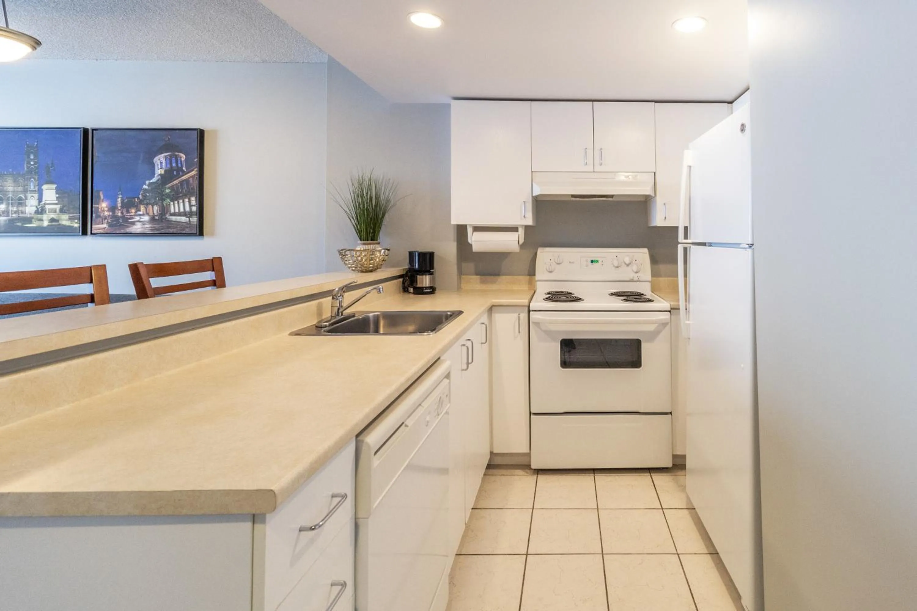 Kitchen or kitchenette in Hôtel Saint-Laurent Montréal