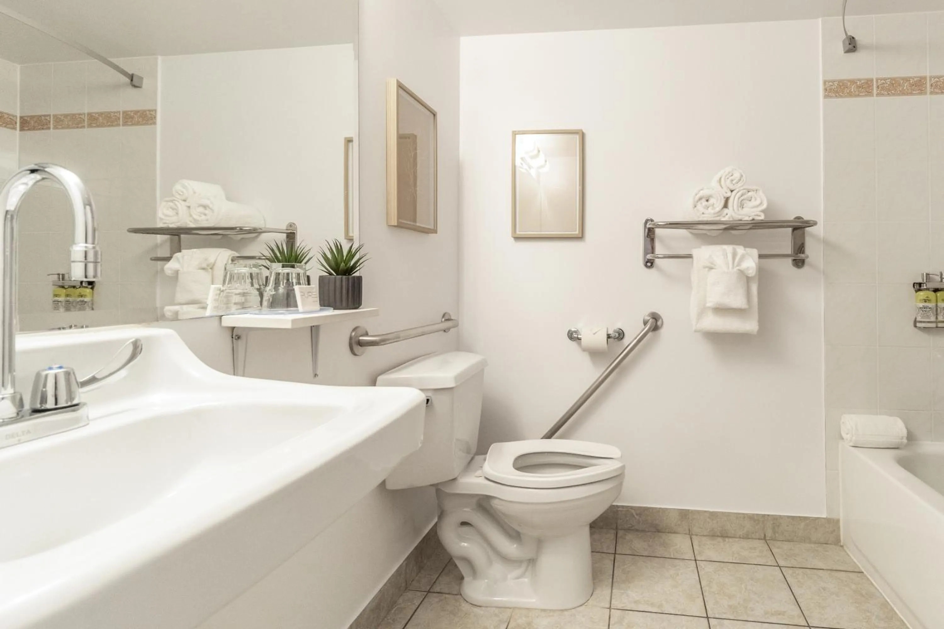 Shower in Hôtel Saint-Laurent Montréal