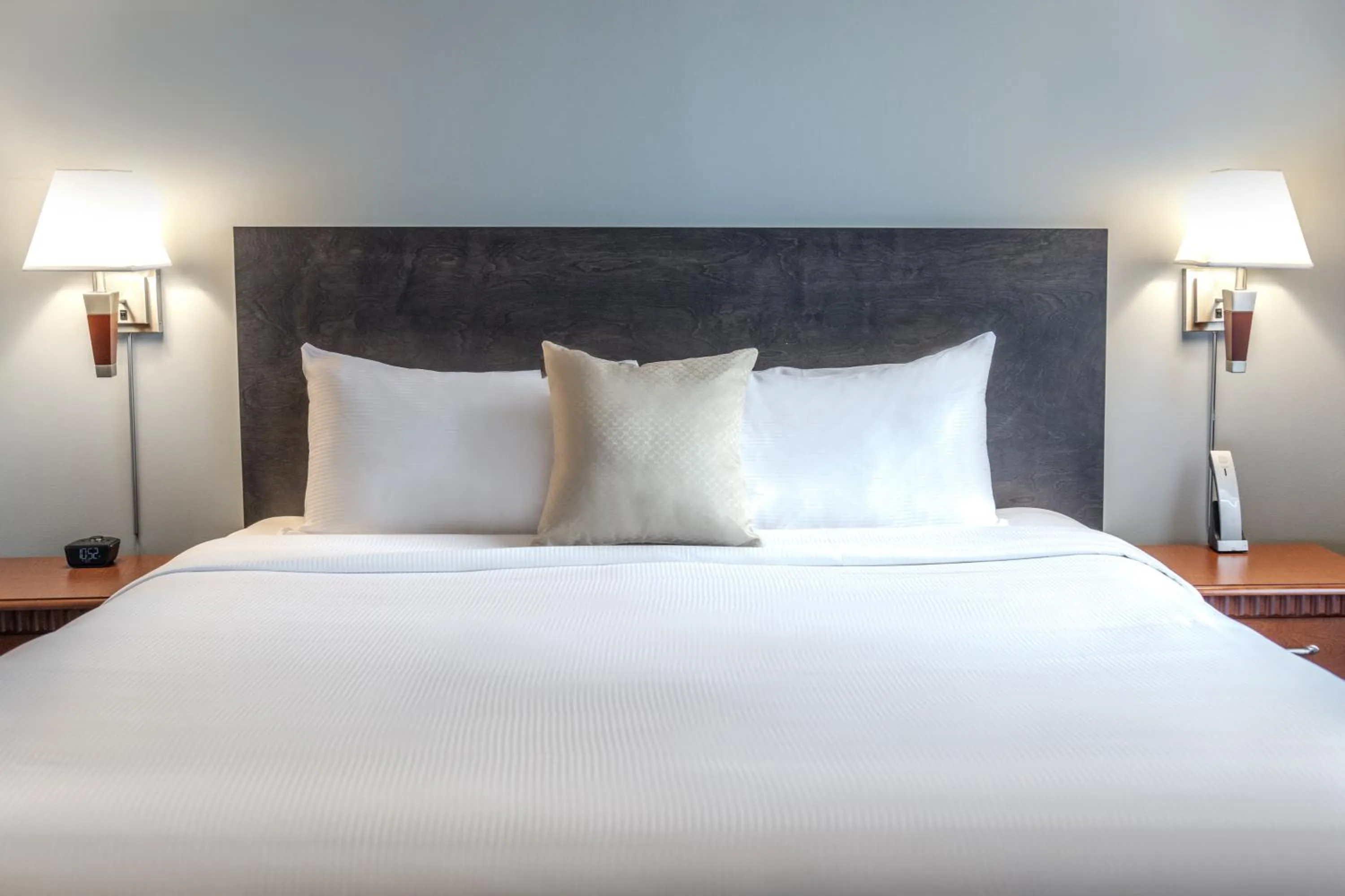 Bed in Hôtel Saint-Laurent Montréal