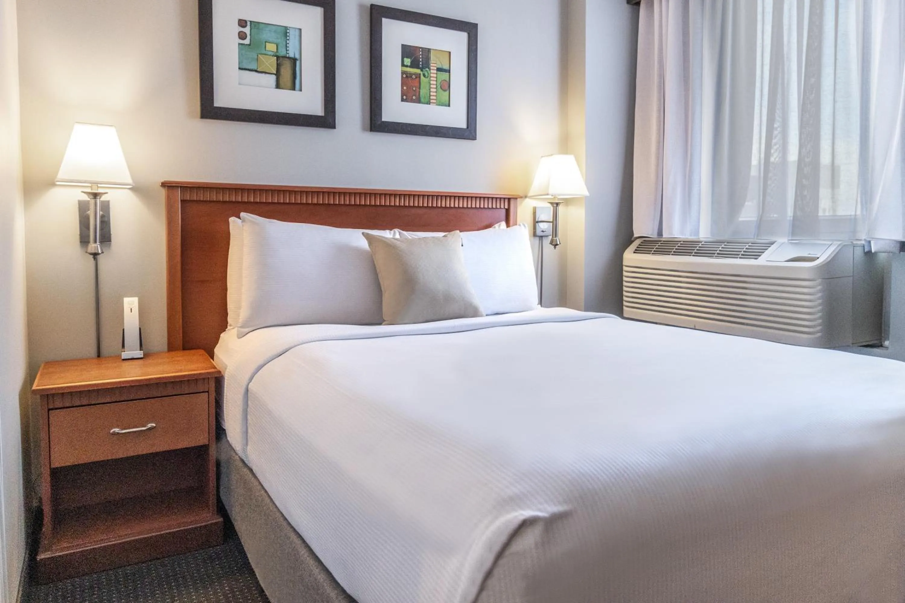 Bed in Hôtel Saint-Laurent Montréal