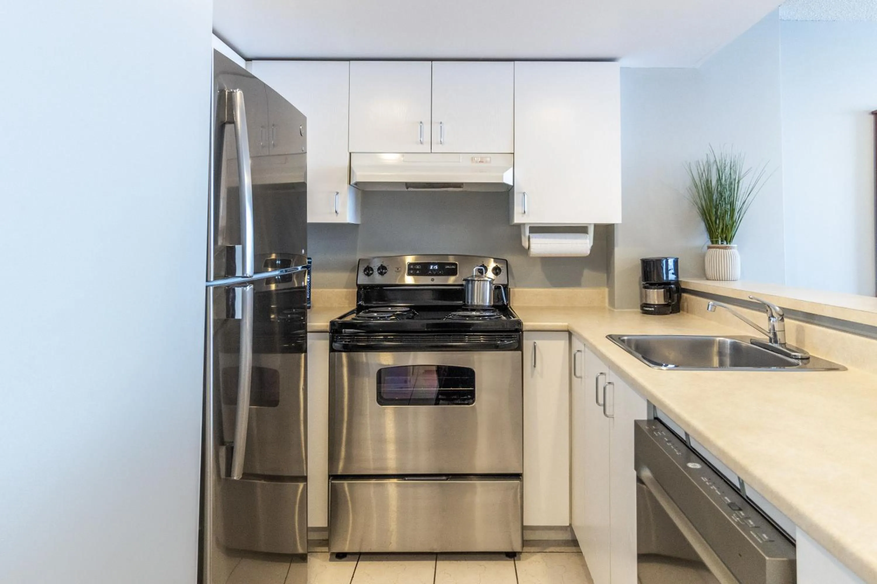 Kitchen or kitchenette in Hôtel Saint-Laurent Montréal