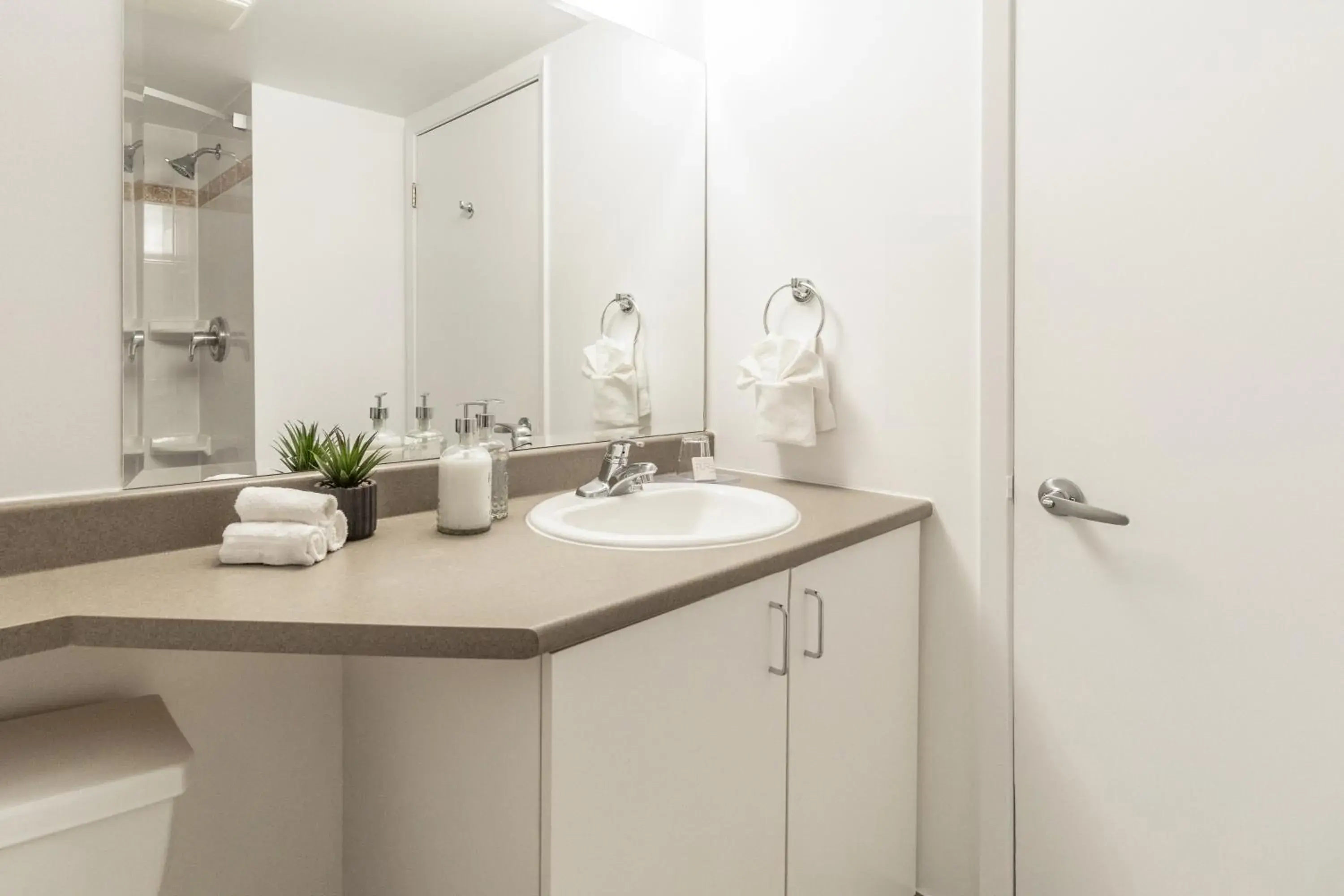 Bathroom in Hôtel Saint-Laurent Montréal Bathroom in Hôtel Saint-Laurent Montréal