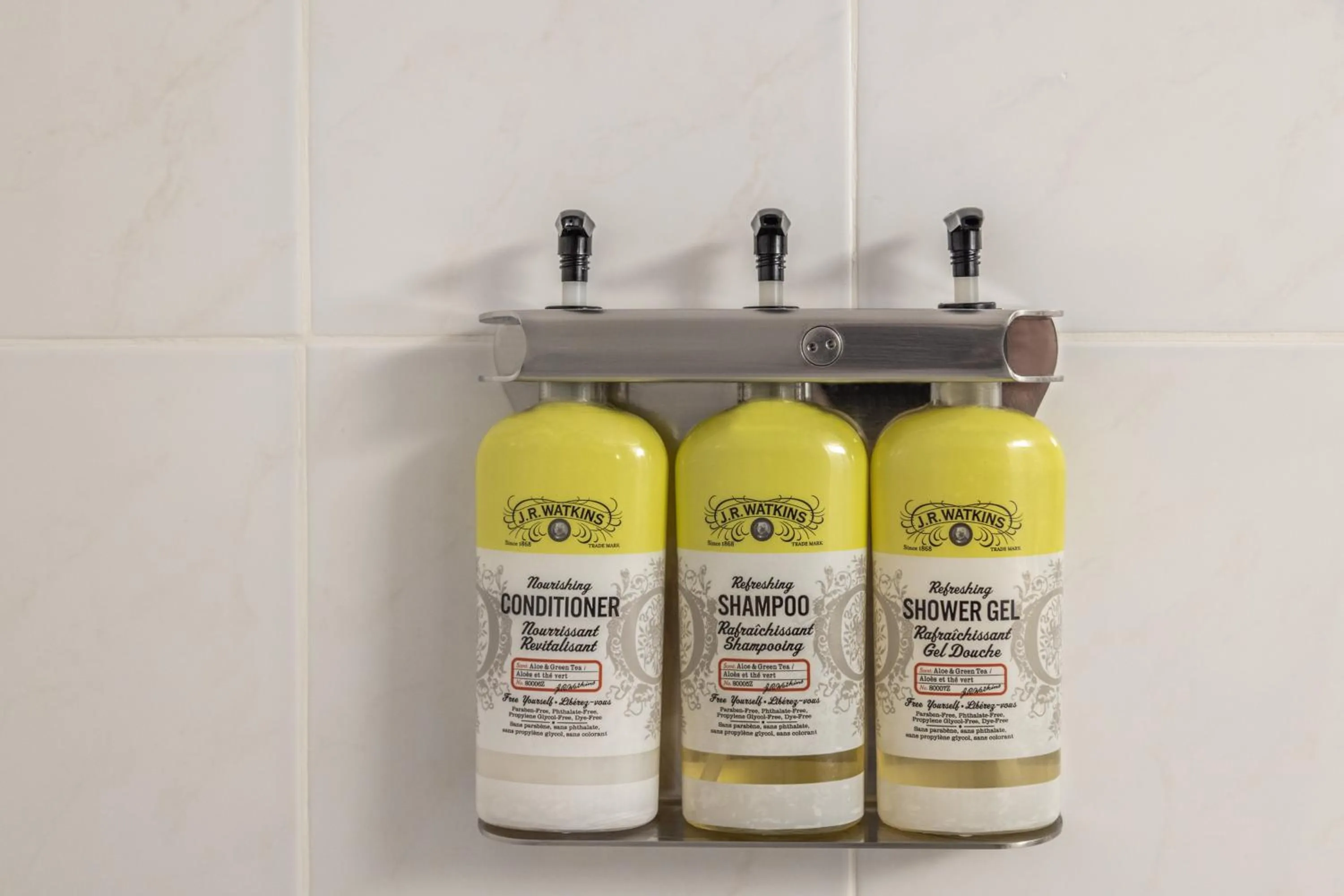 Shower in Hôtel Saint-Laurent Montréal