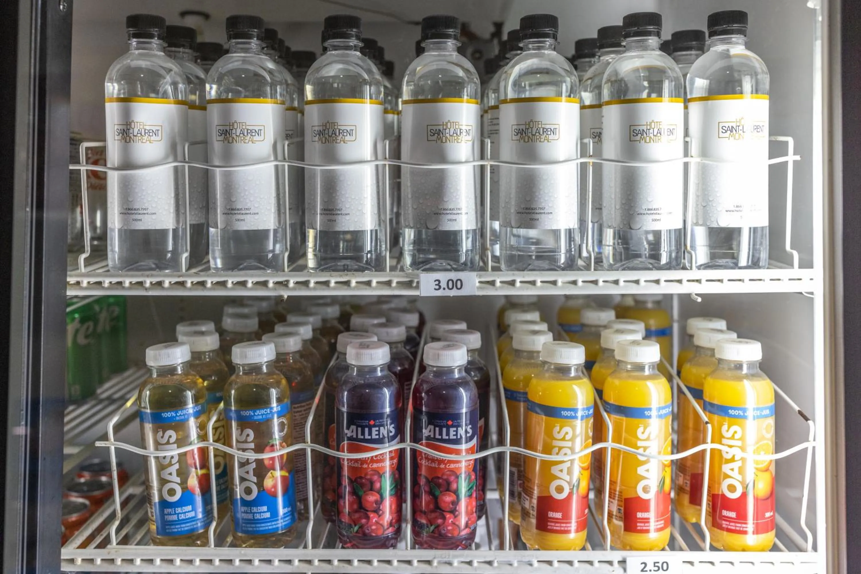 Shopping Area in Hôtel Saint-Laurent Montréal