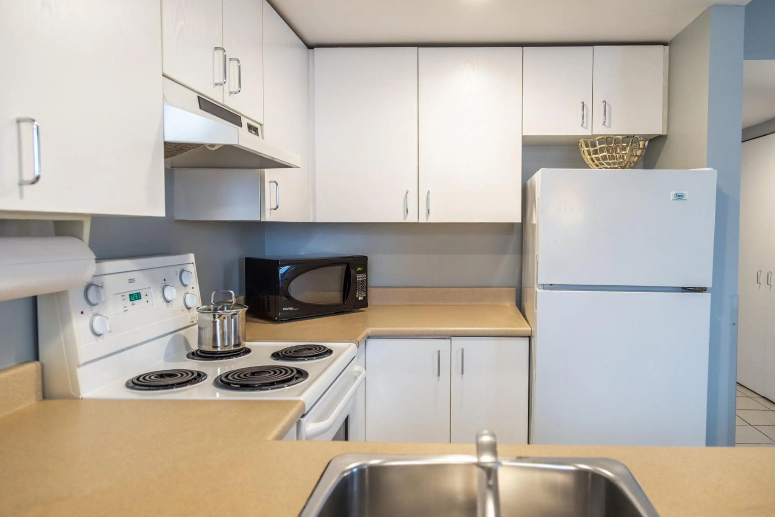 Kitchen or kitchenette in Hôtel Saint-Laurent Montréal