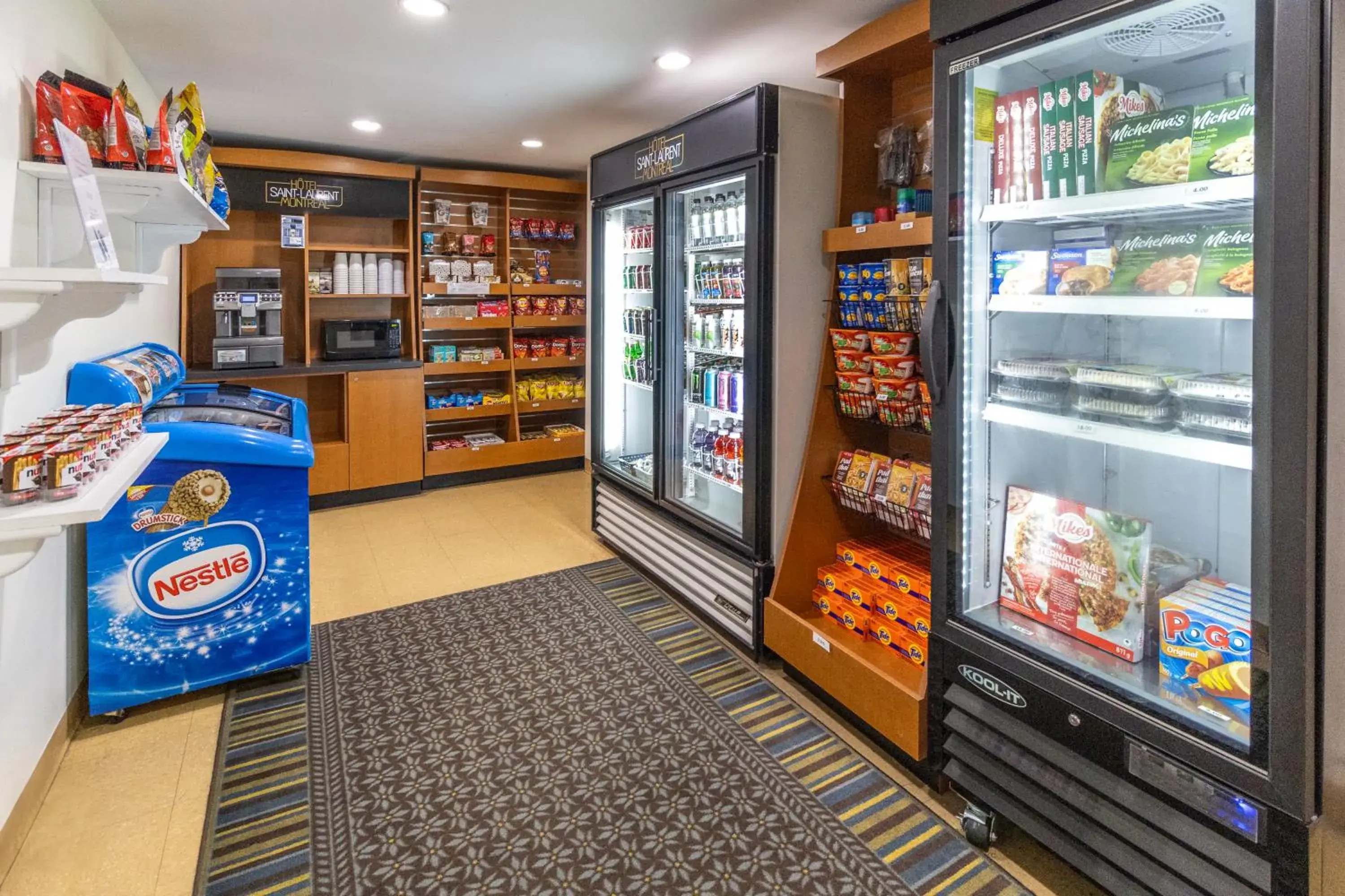 Food and drinks in Hôtel Saint-Laurent Montréal Food and drinks in Hôtel Saint-Laurent Montréal