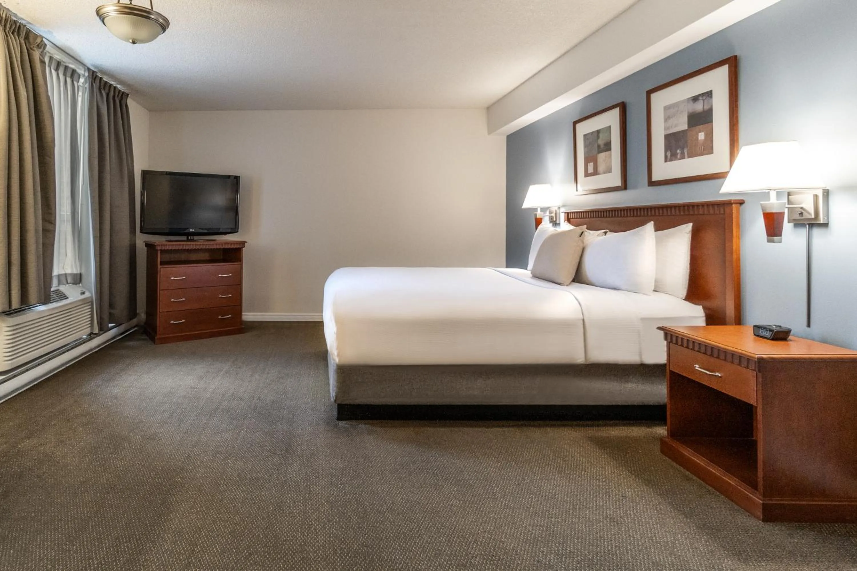 Bed in Hôtel Saint-Laurent Montréal