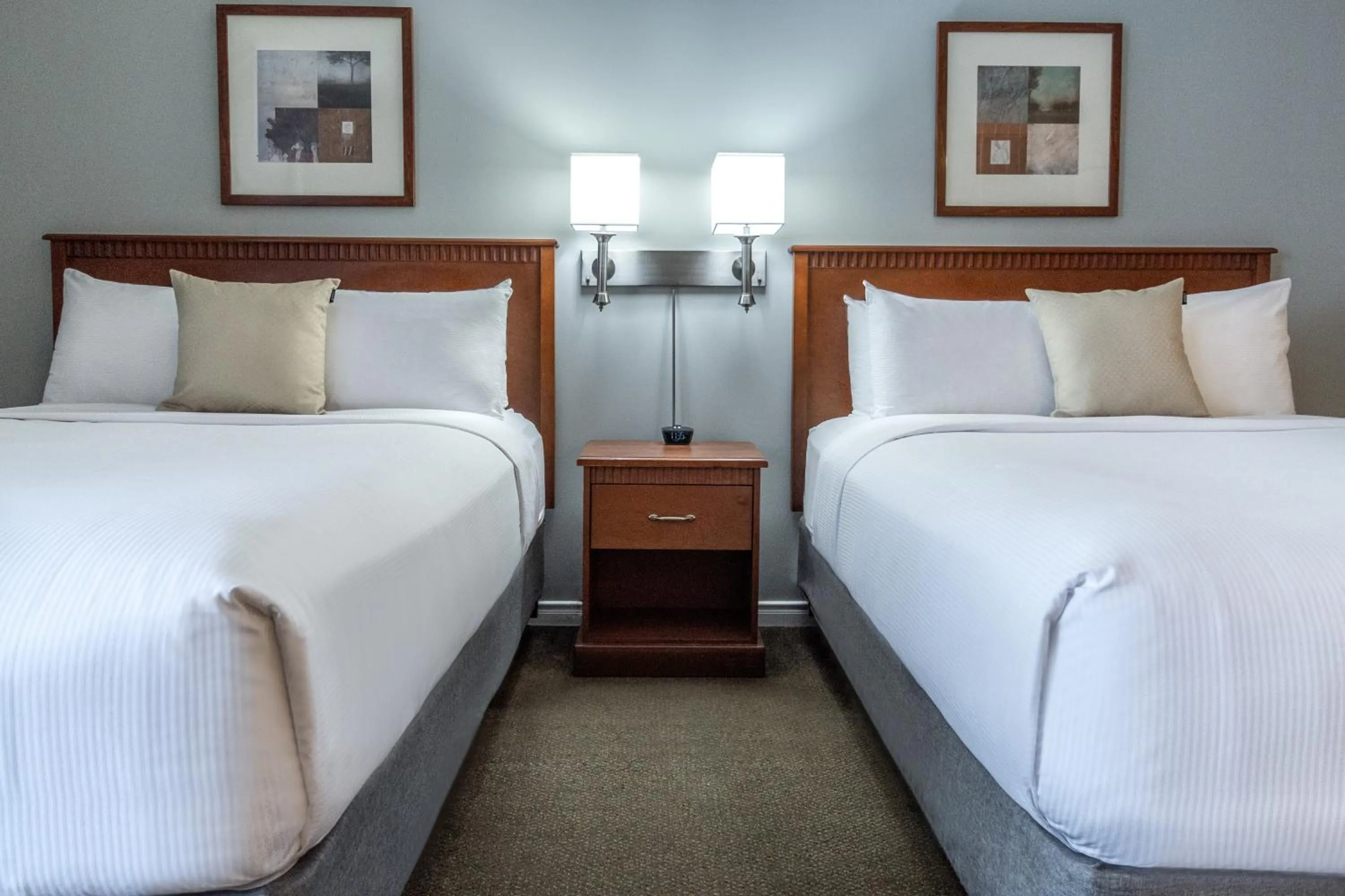 Bed in Hôtel Saint-Laurent Montréal