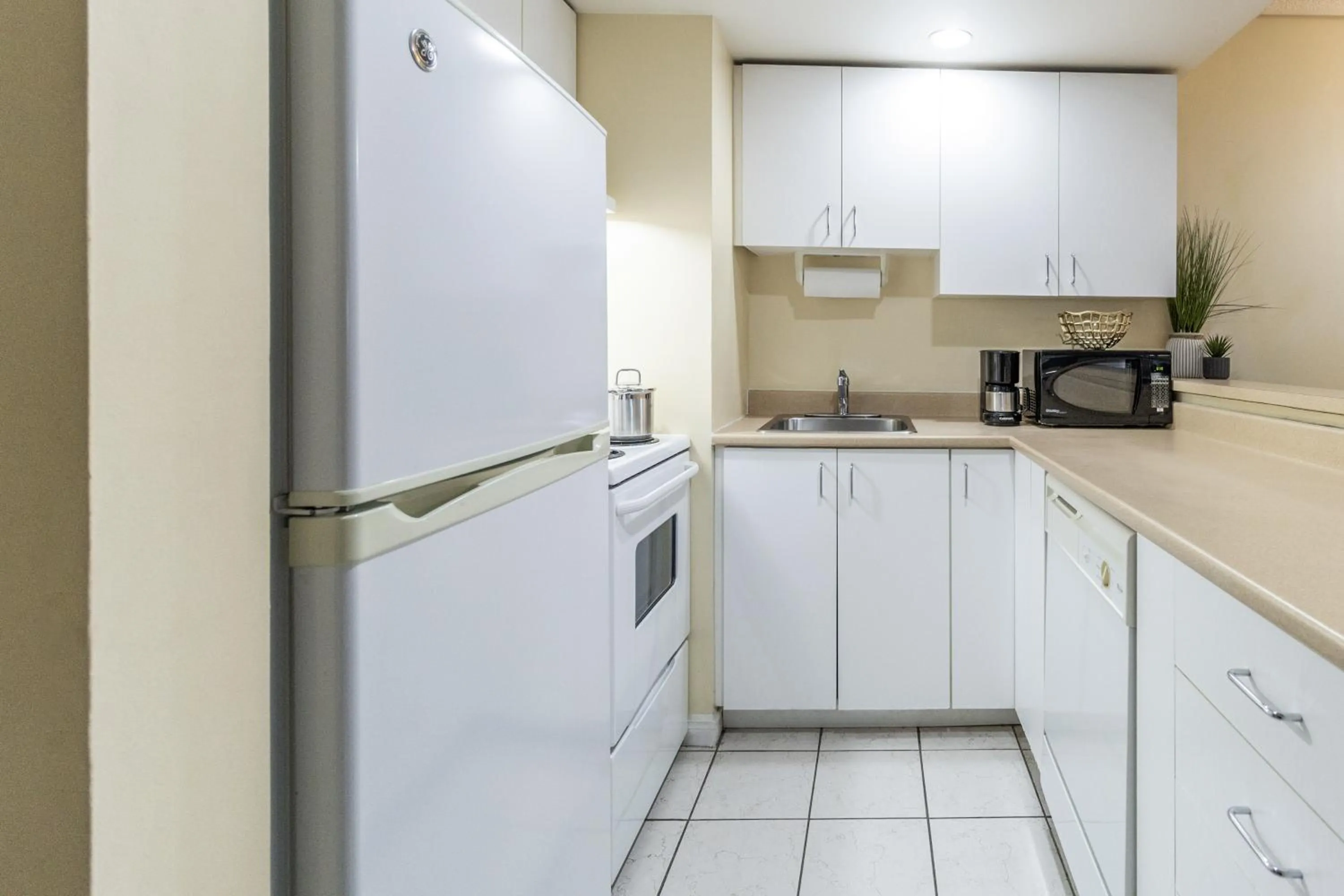 Kitchen or kitchenette in Hôtel Saint-Laurent Montréal