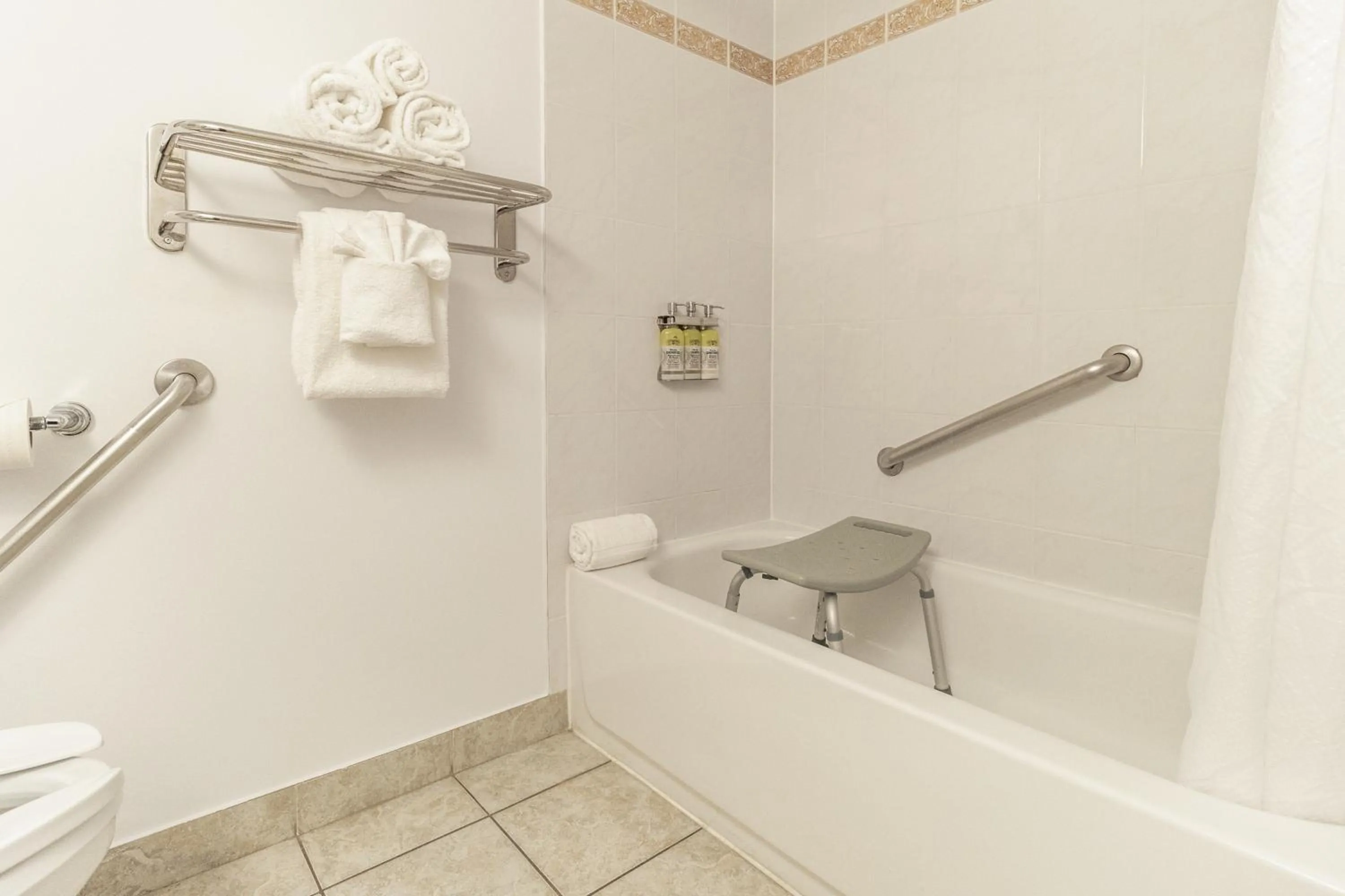 Shower in Hôtel Saint-Laurent Montréal