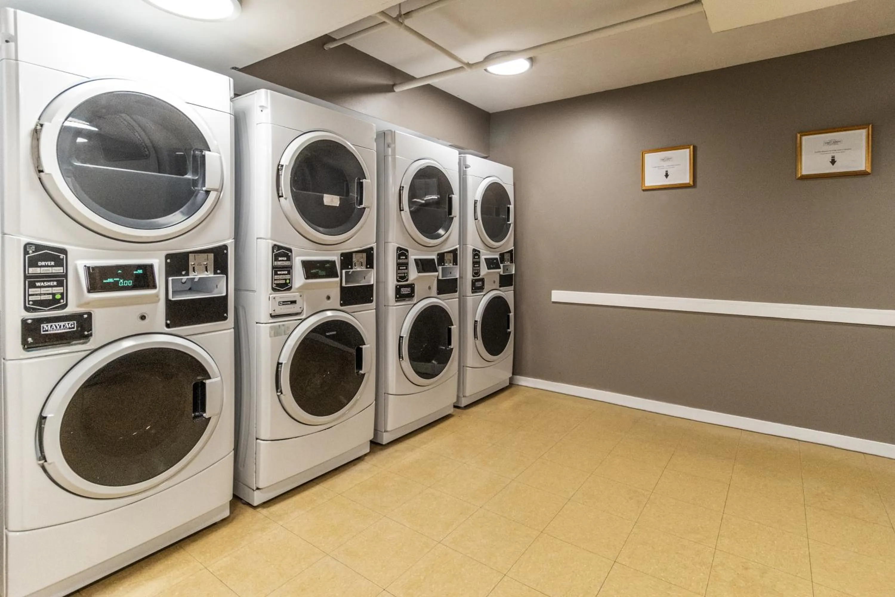 washing machine in Hôtel Saint-Laurent Montréal