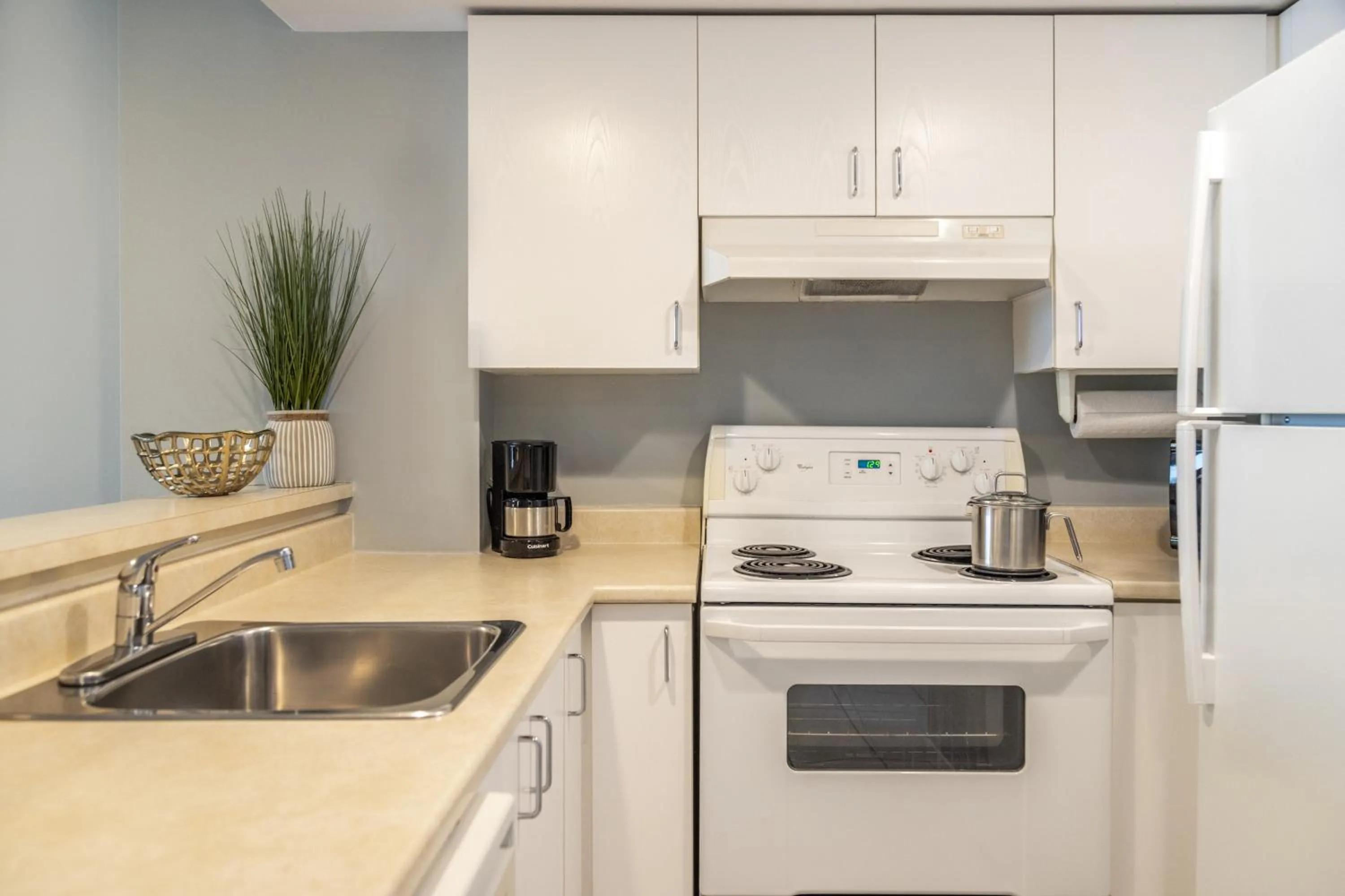 Kitchen or kitchenette in Hôtel Saint-Laurent Montréal